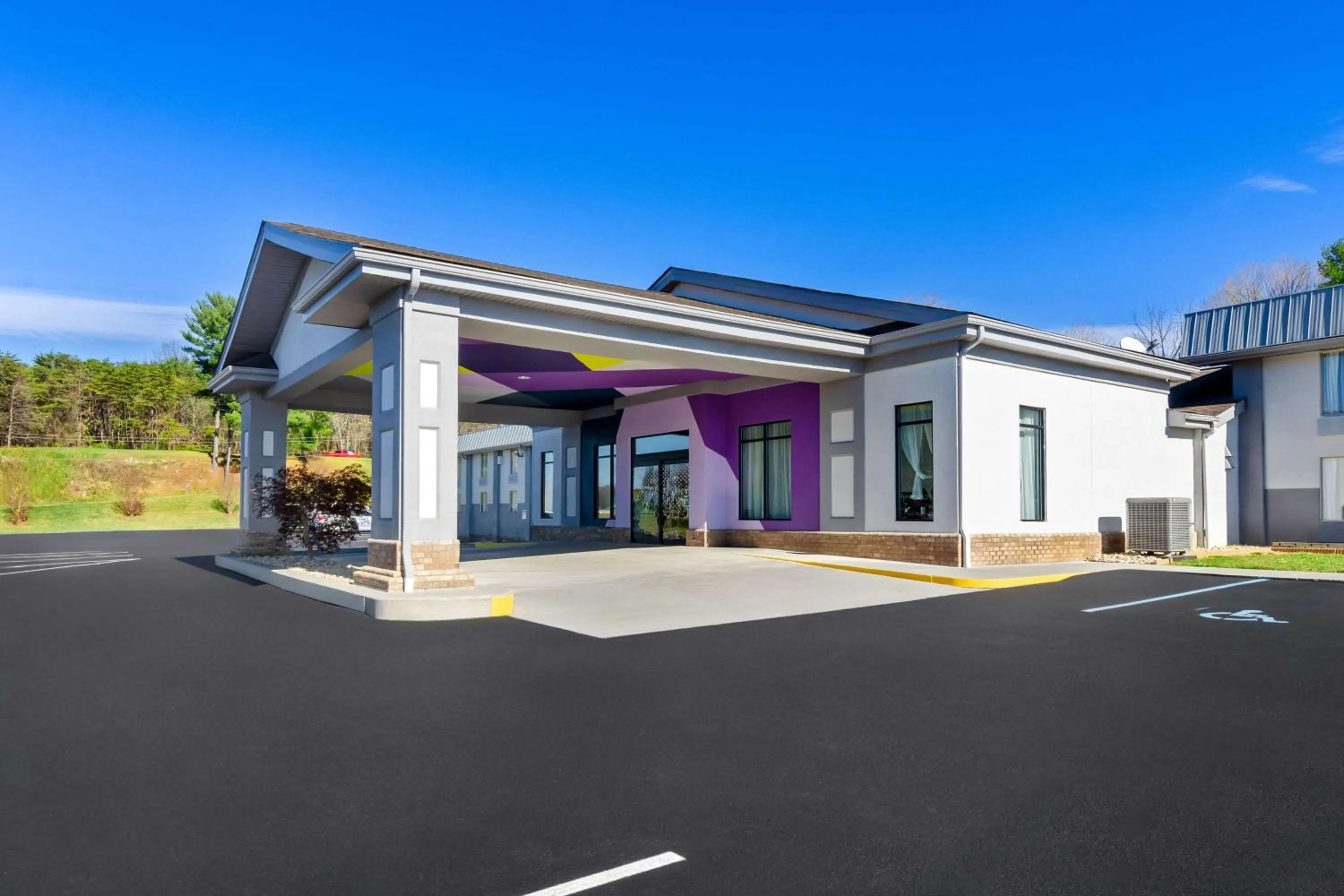 Property building in Spark by Hilton Daleville Roanoke North