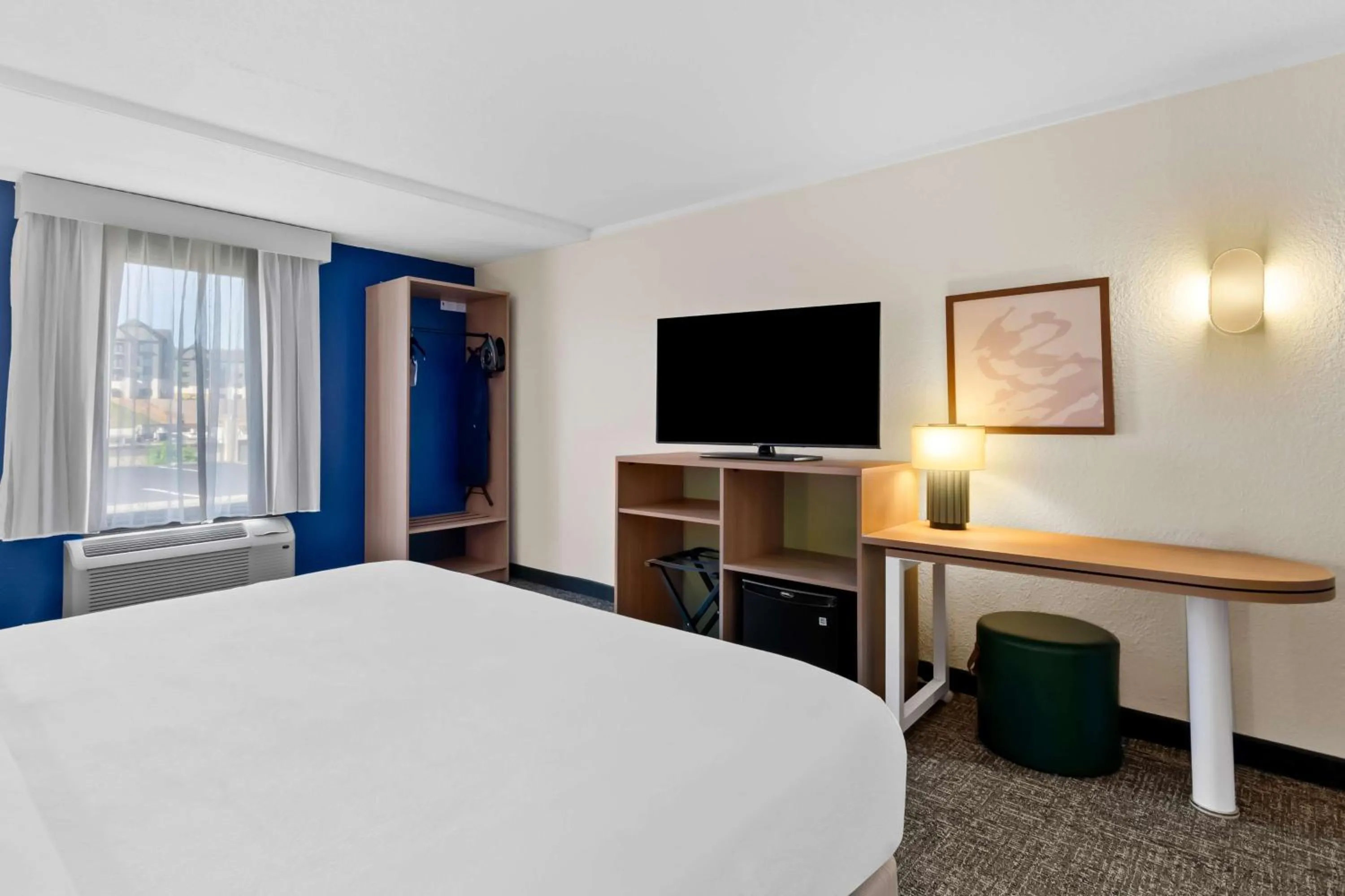 Bed in Spark by Hilton Daleville Roanoke North