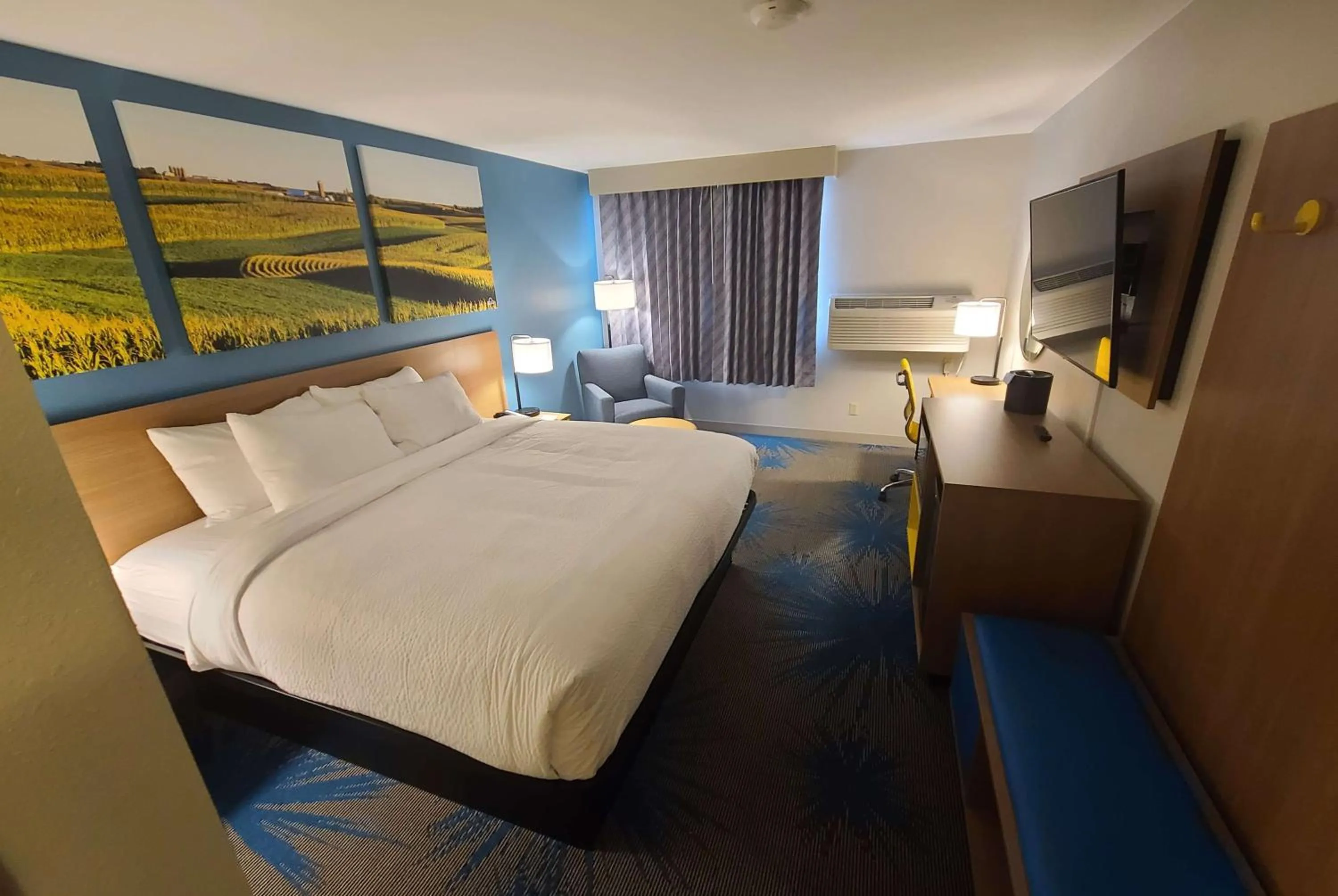 Photo of the whole room, Bed in Days Inn by Wyndham Johnson Creek