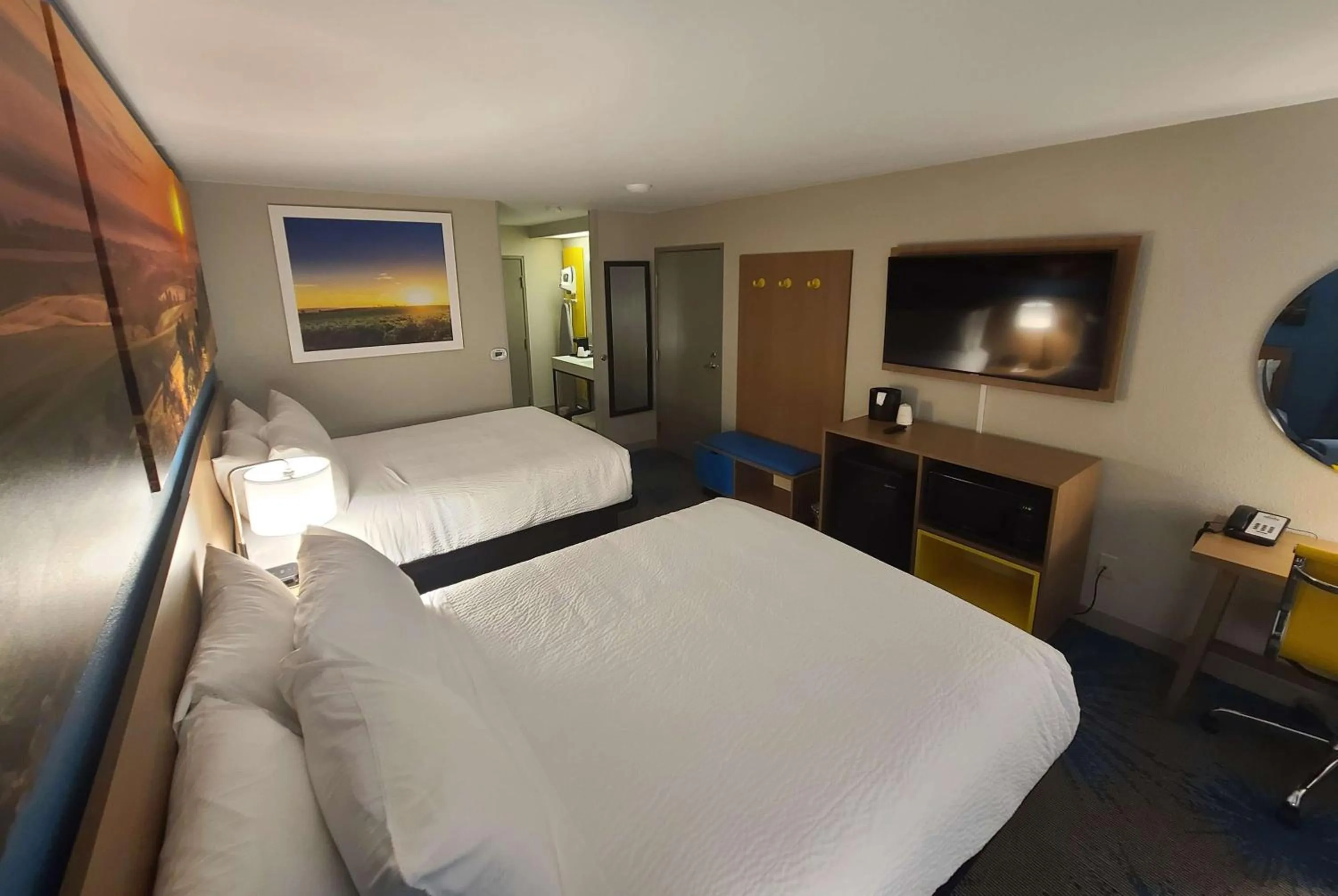 Photo of the whole room, Bed in Days Inn by Wyndham Johnson Creek