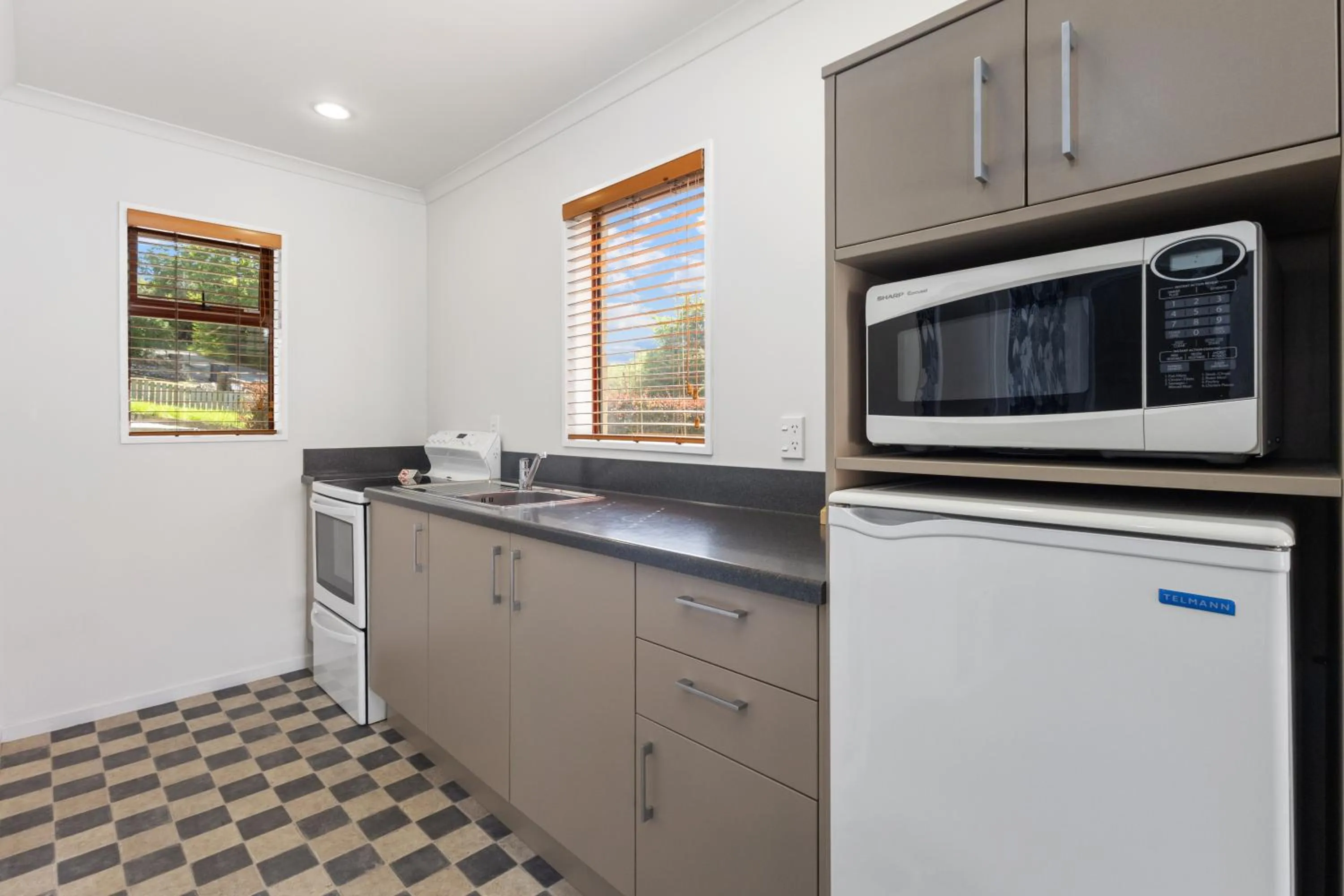 Kitchen or kitchenette in ASURE Scenic Route Motor Lodge