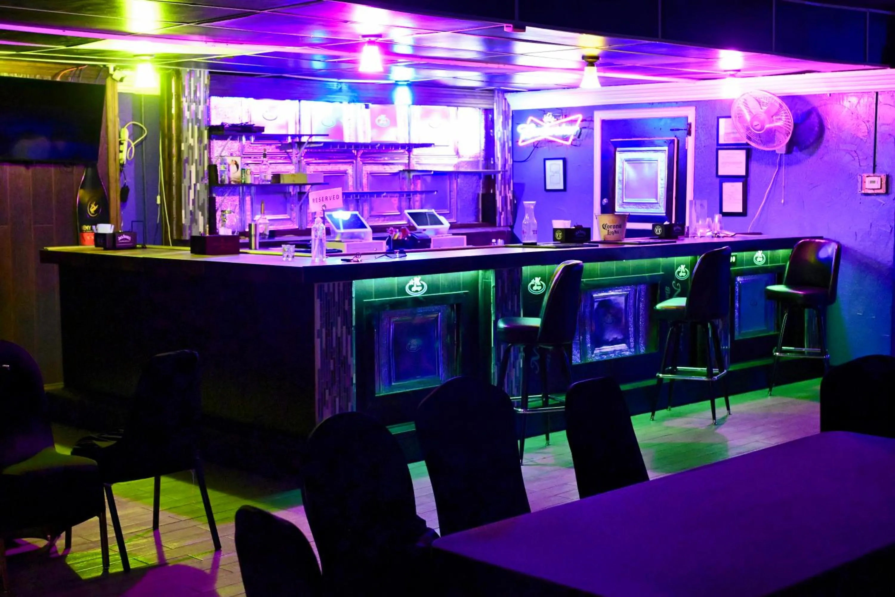 Restaurant/places to eat in R Nite Star Inn and Suites -Home of the Cowboys & Rangers