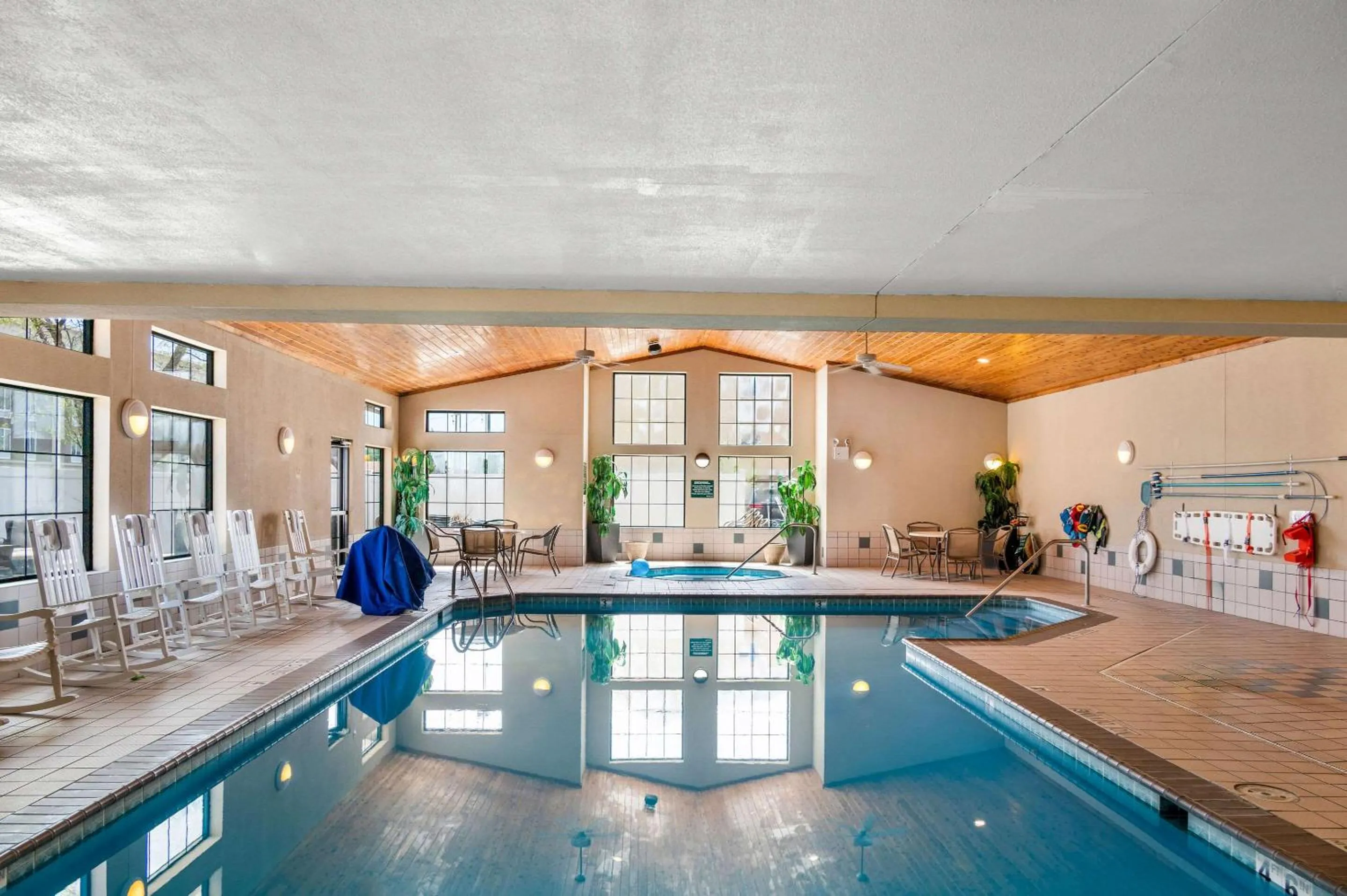 Swimming pool in White Pine Inn & Suites