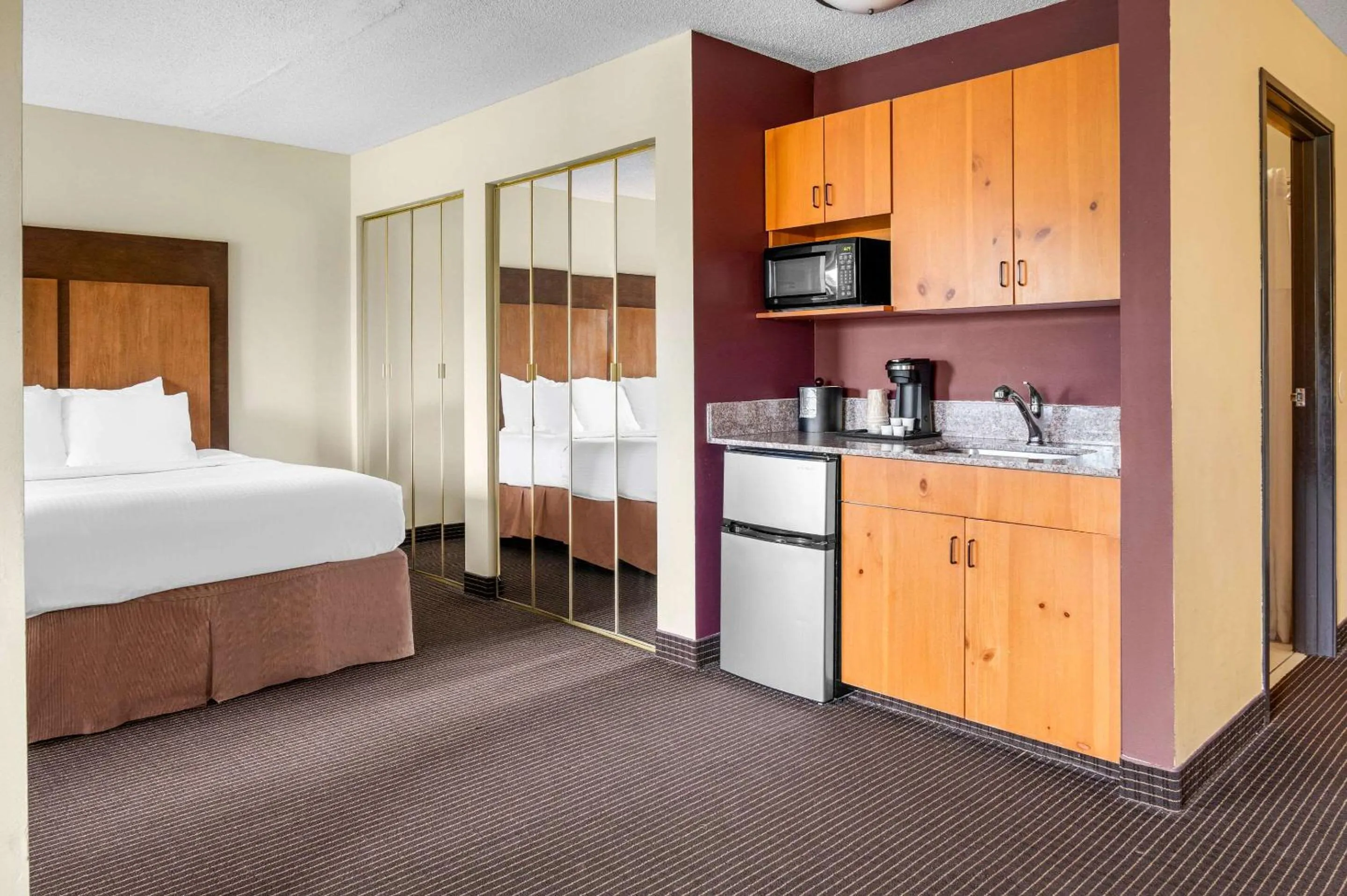 Bedroom, Bed in White Pine Inn & Suites