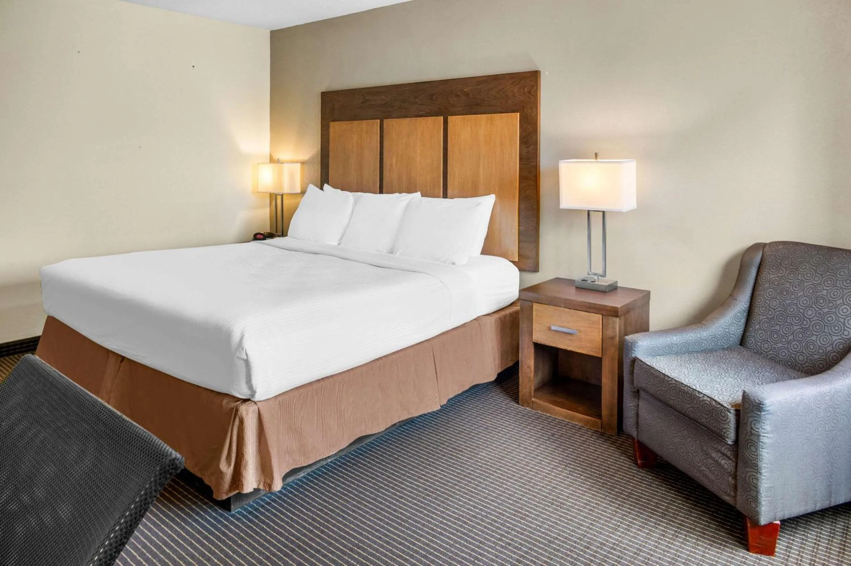 Bedroom, Bed in White Pine Inn & Suites