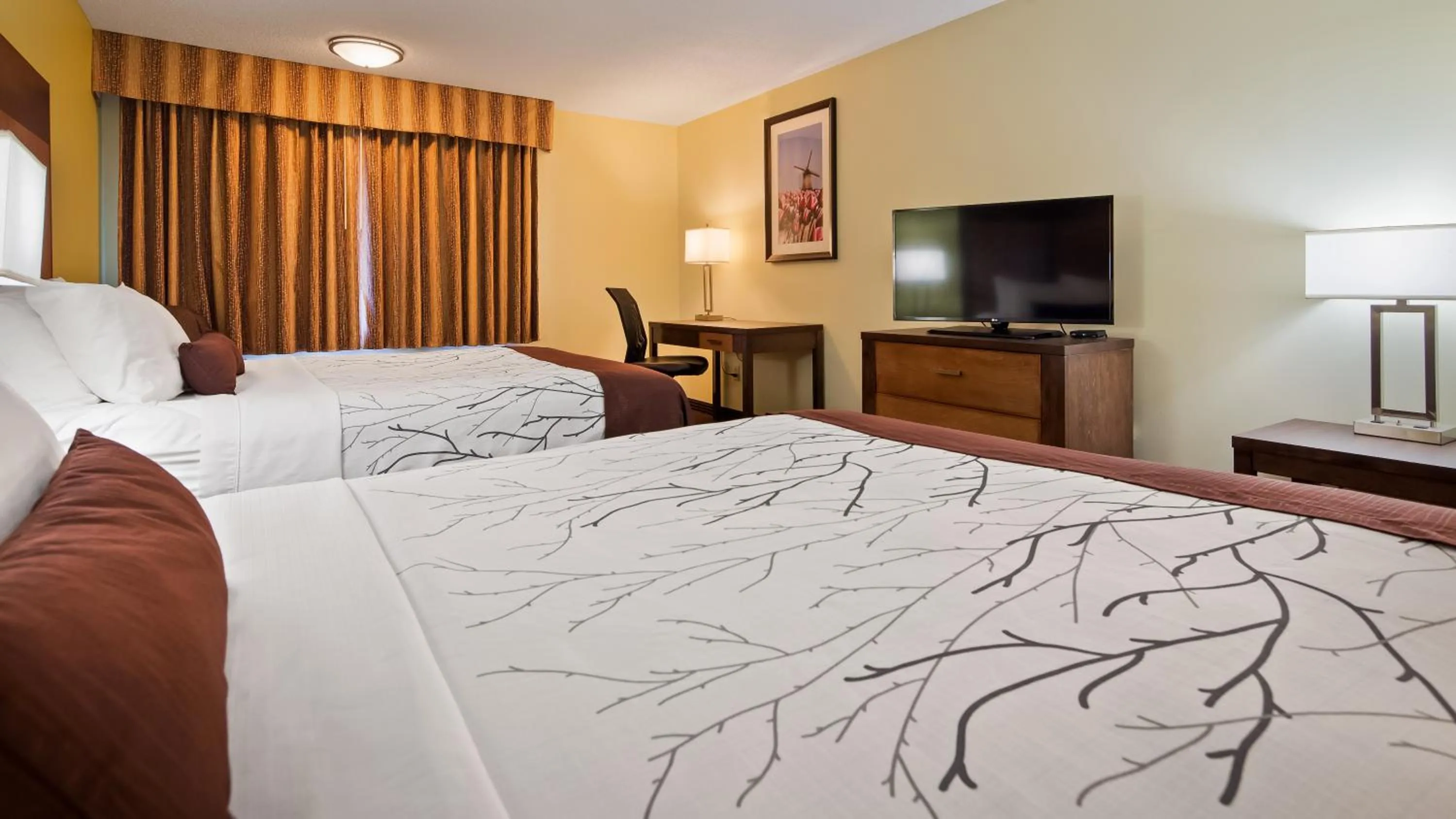 Bed in White Pine Inn & Suites