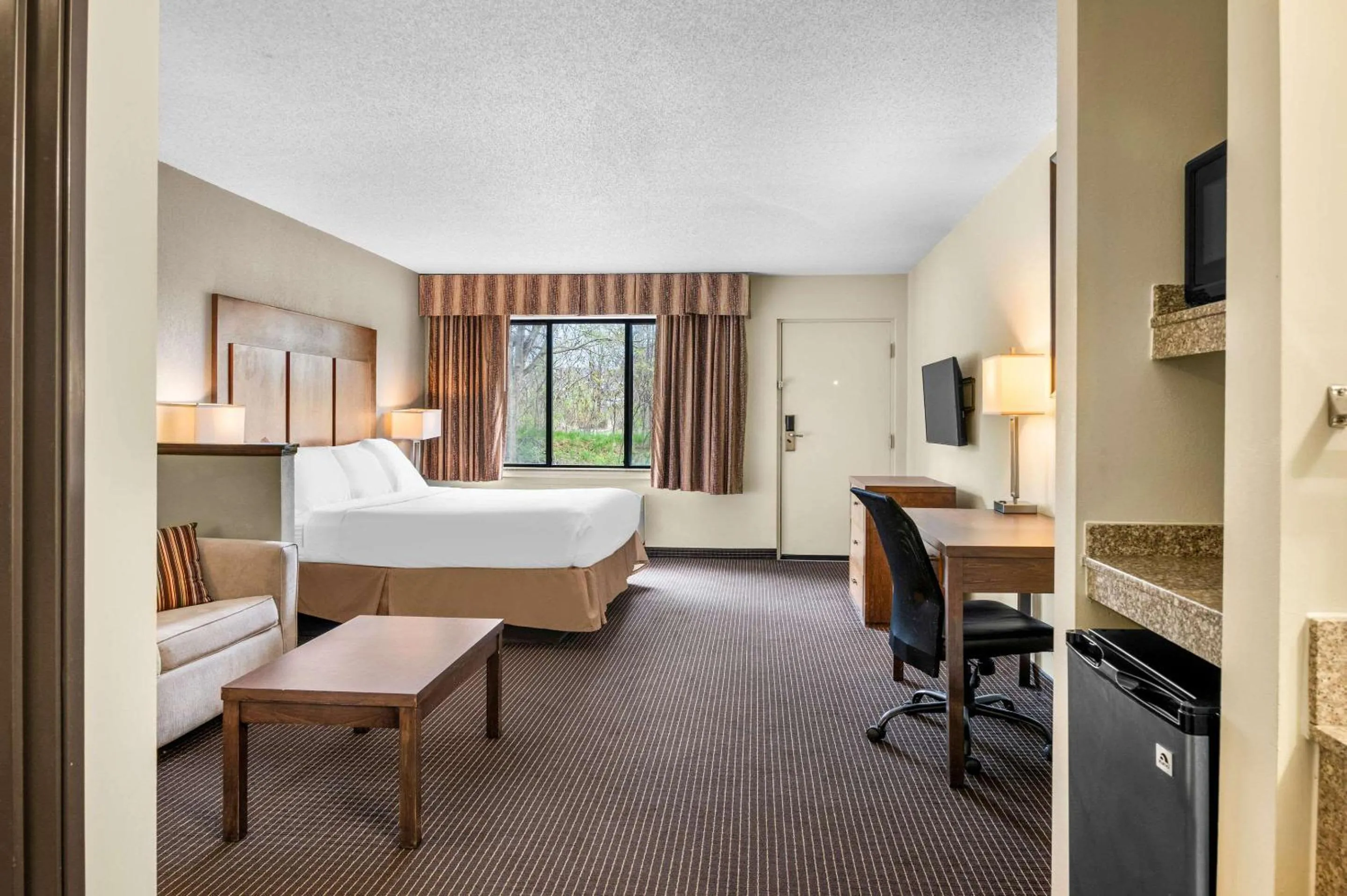 Bedroom, Bed in White Pine Inn & Suites