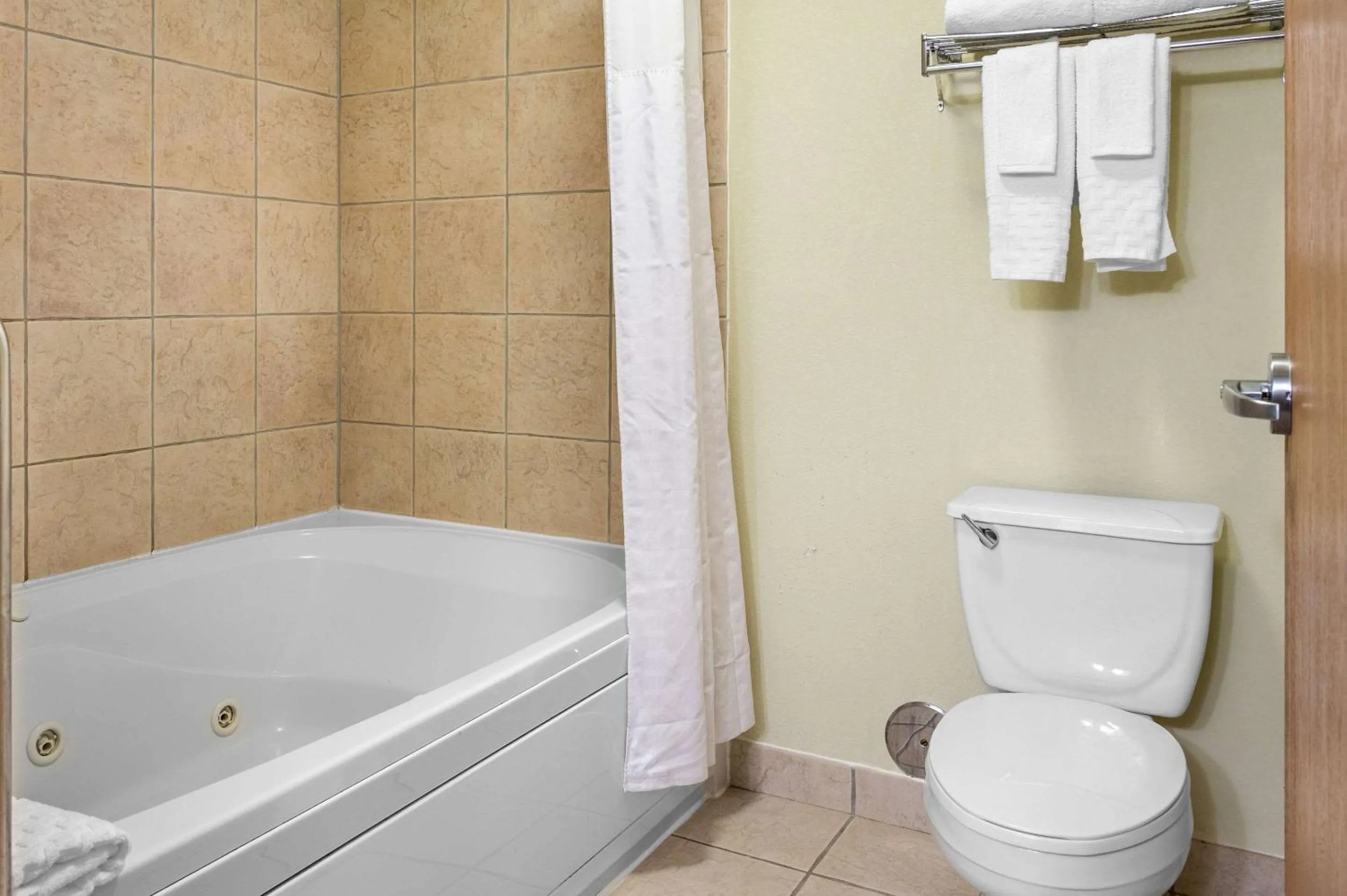 Bedroom in White Pine Inn & Suites