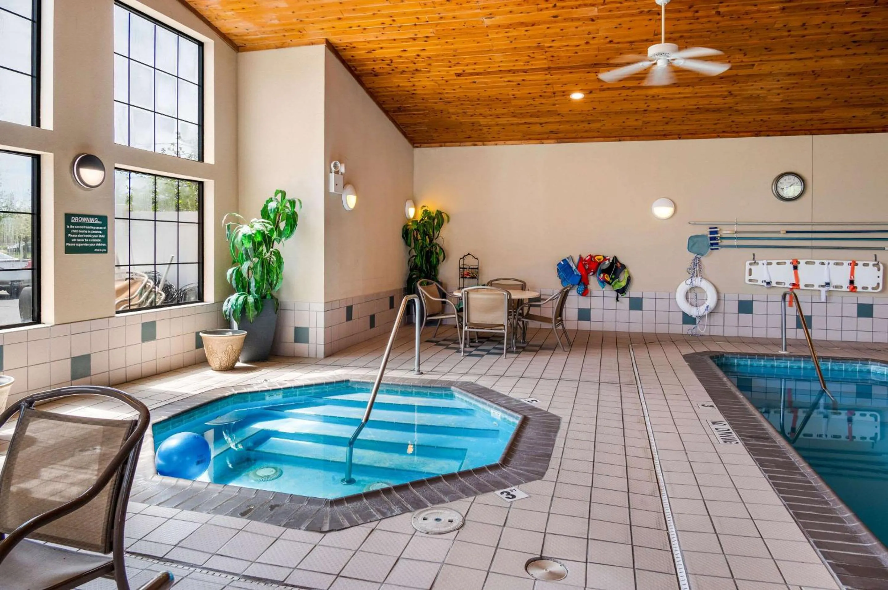 Swimming pool in White Pine Inn & Suites