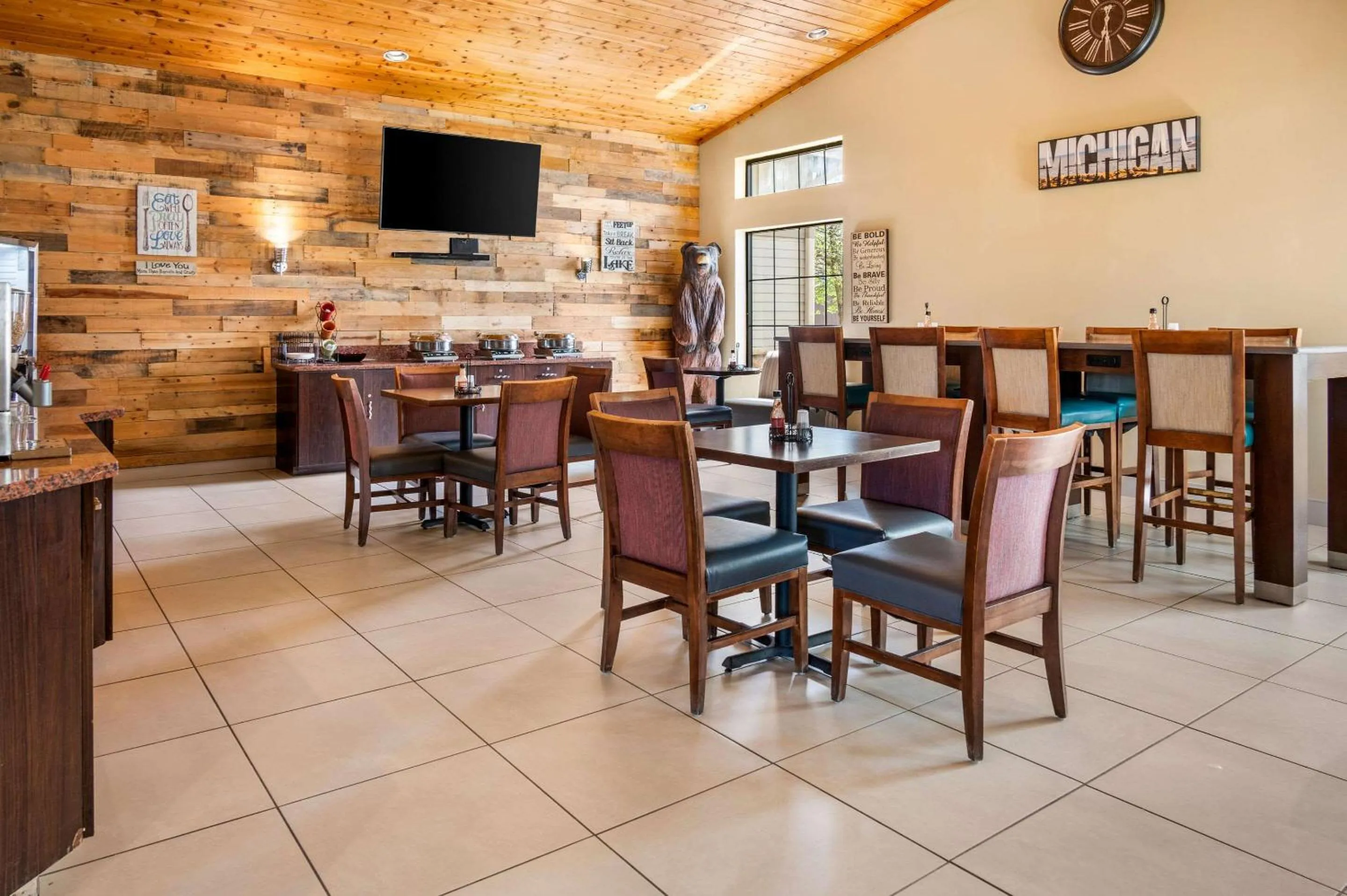 Breakfast in White Pine Inn & Suites