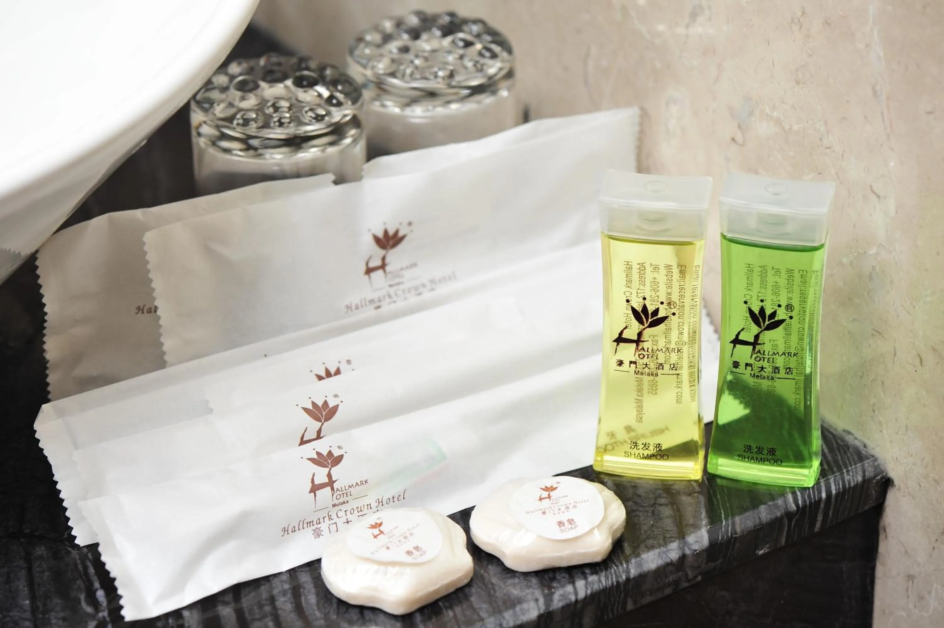 Bathroom, Bed in Hallmark Crown Hotel