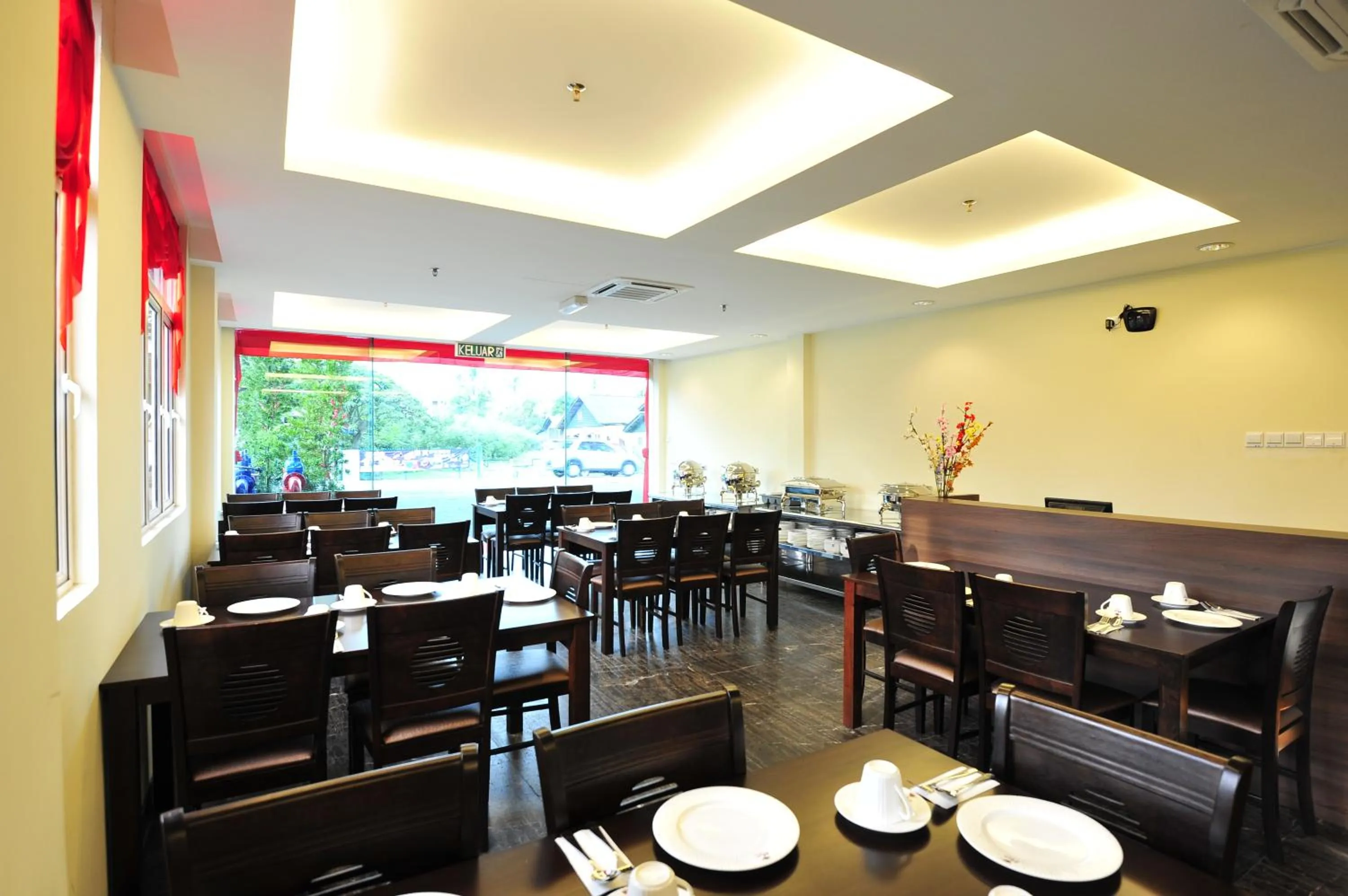 Restaurant/places to eat in Hallmark Crown Hotel