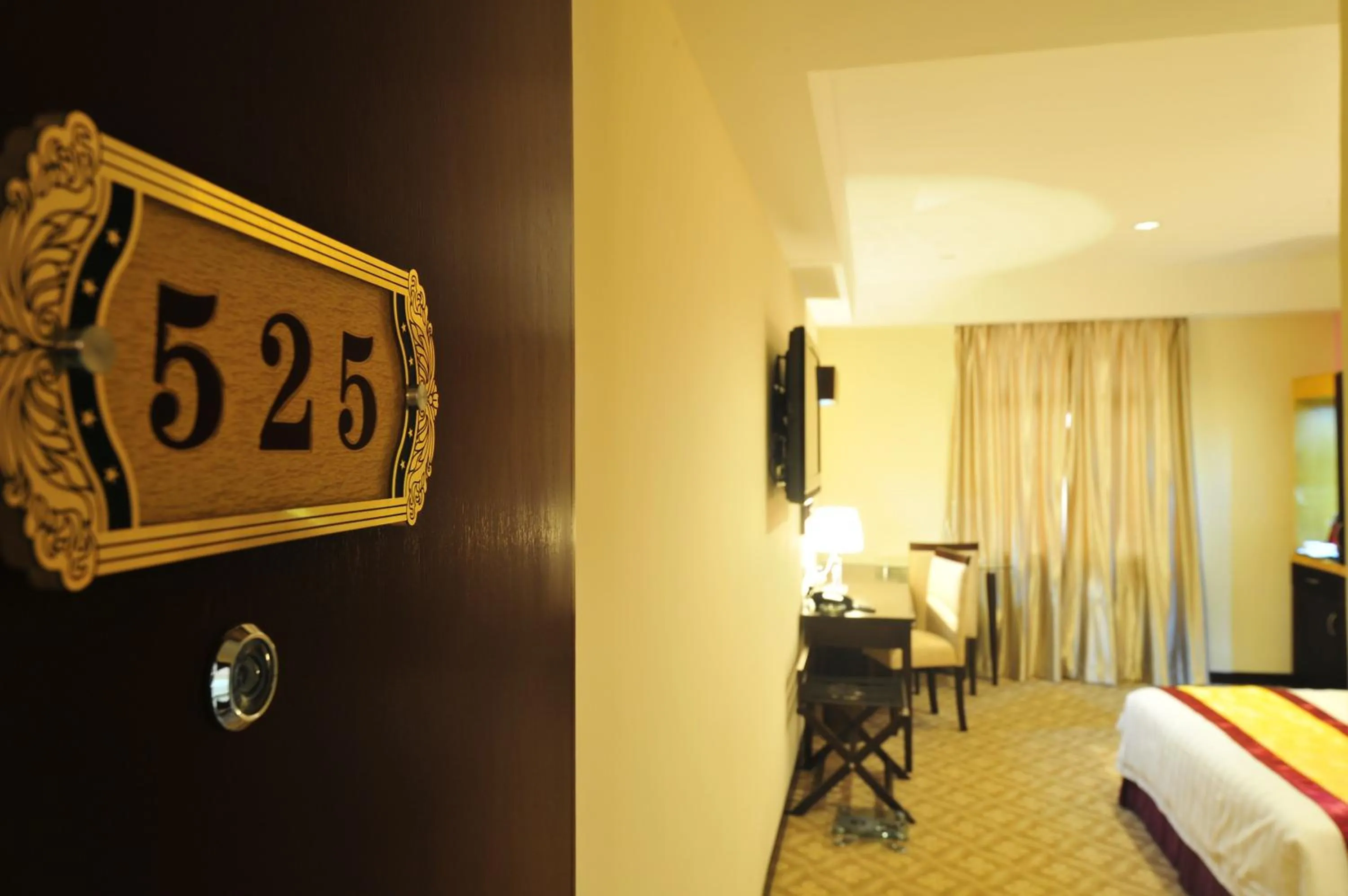 Bedroom, Bed in Hallmark Crown Hotel