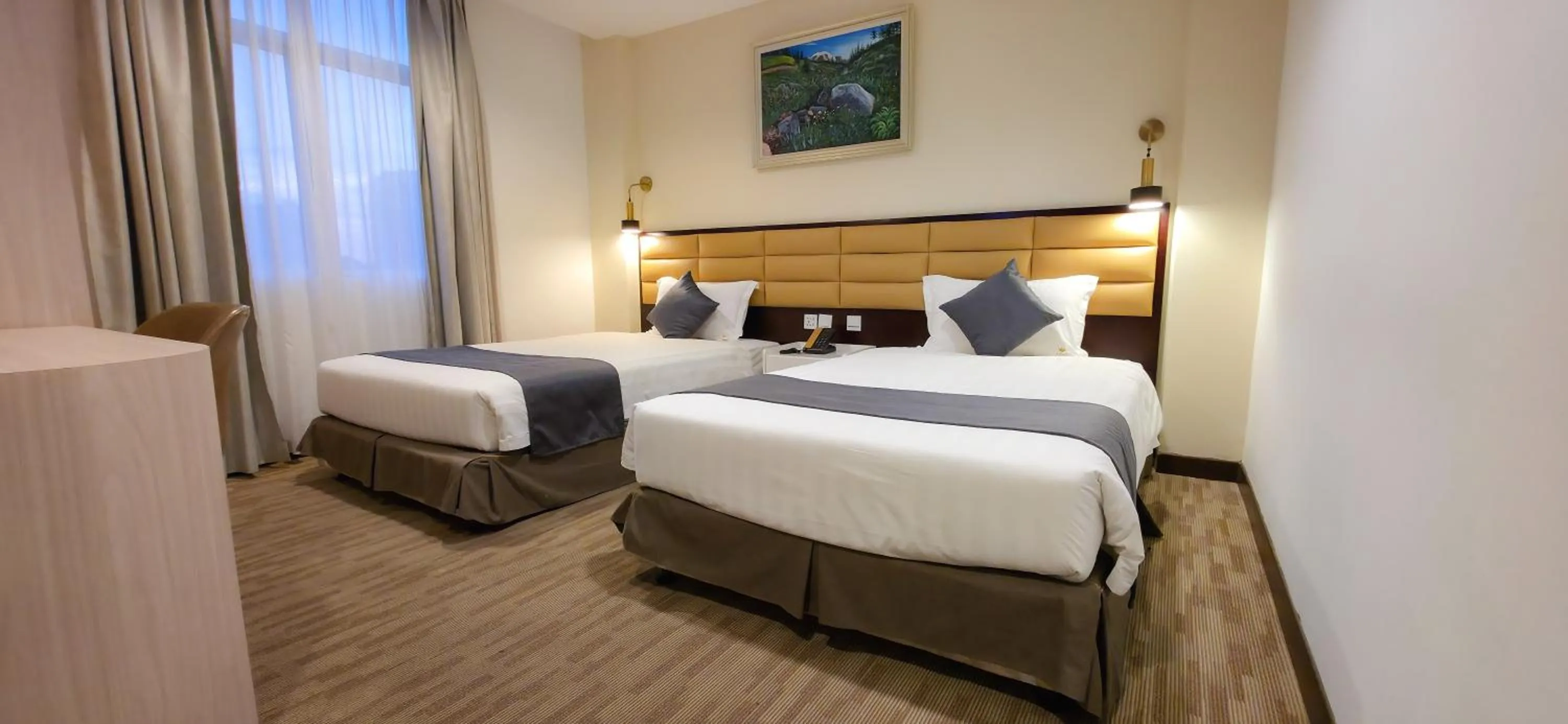 Bedroom, Bed in Hallmark Crown Hotel