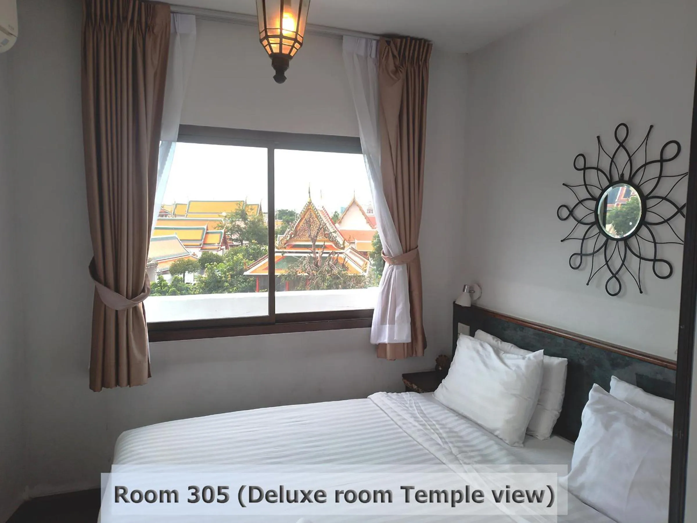 Photo of the whole room, Bed in Chetuphon Gate