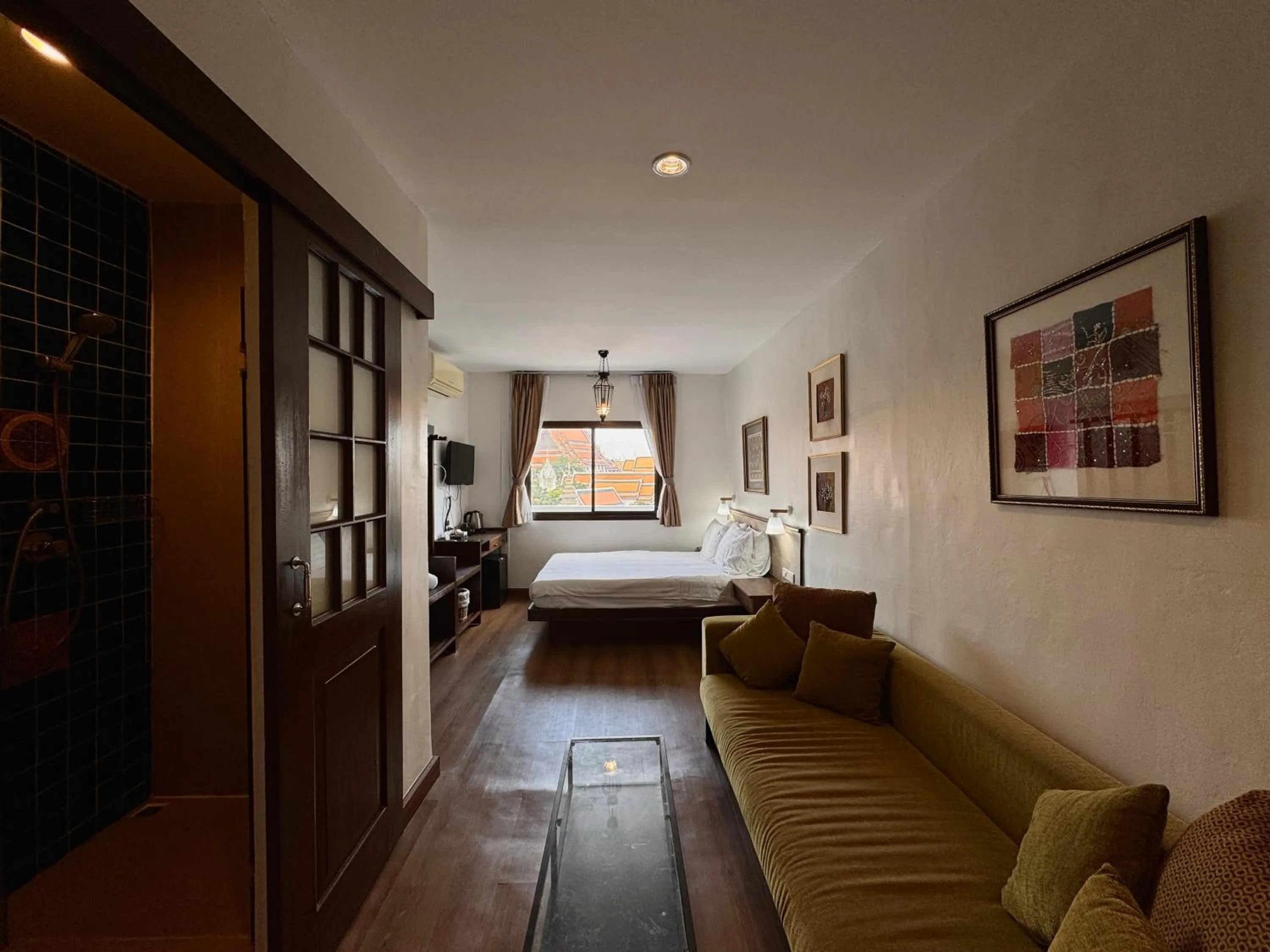 Photo of the whole room, Bed in Chetuphon Gate