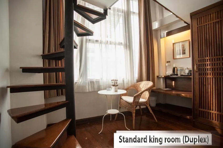 Seating area in Chetuphon Gate