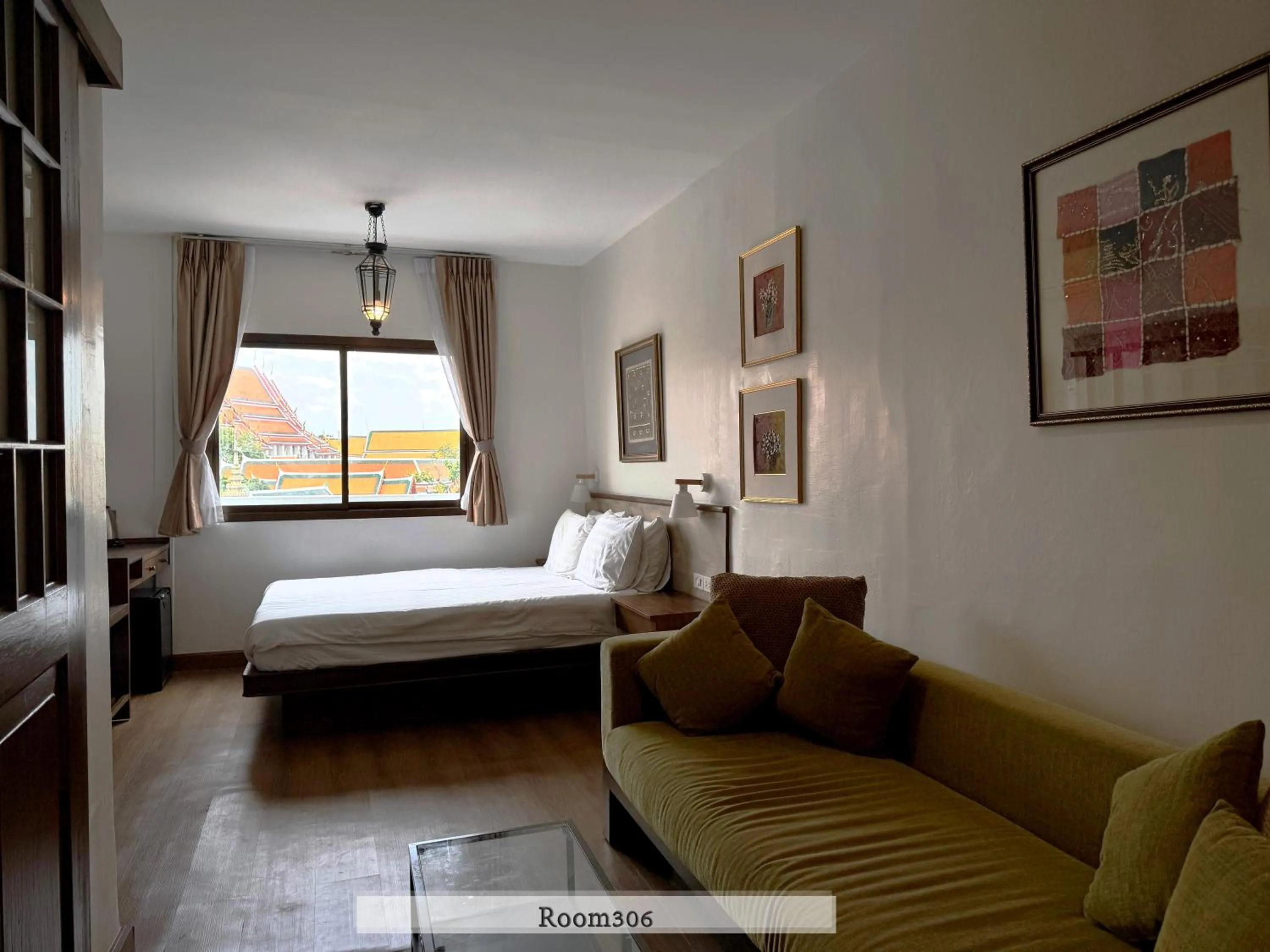 Photo of the whole room, Bed in Chetuphon Gate