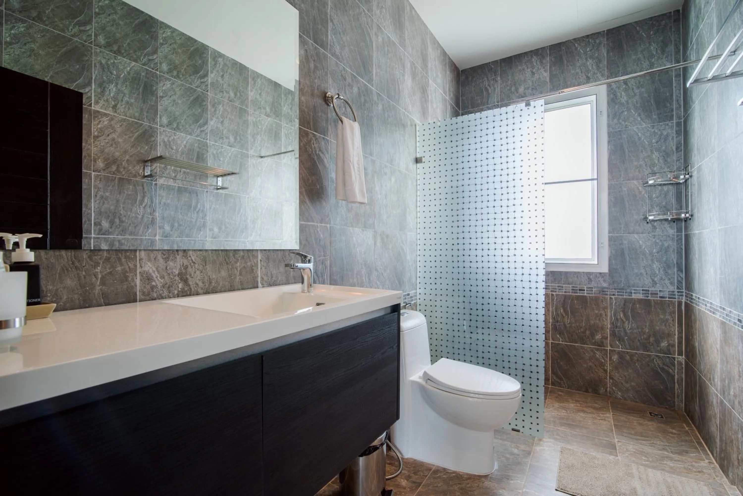 Shower in Oriental Beach Pearl Resort