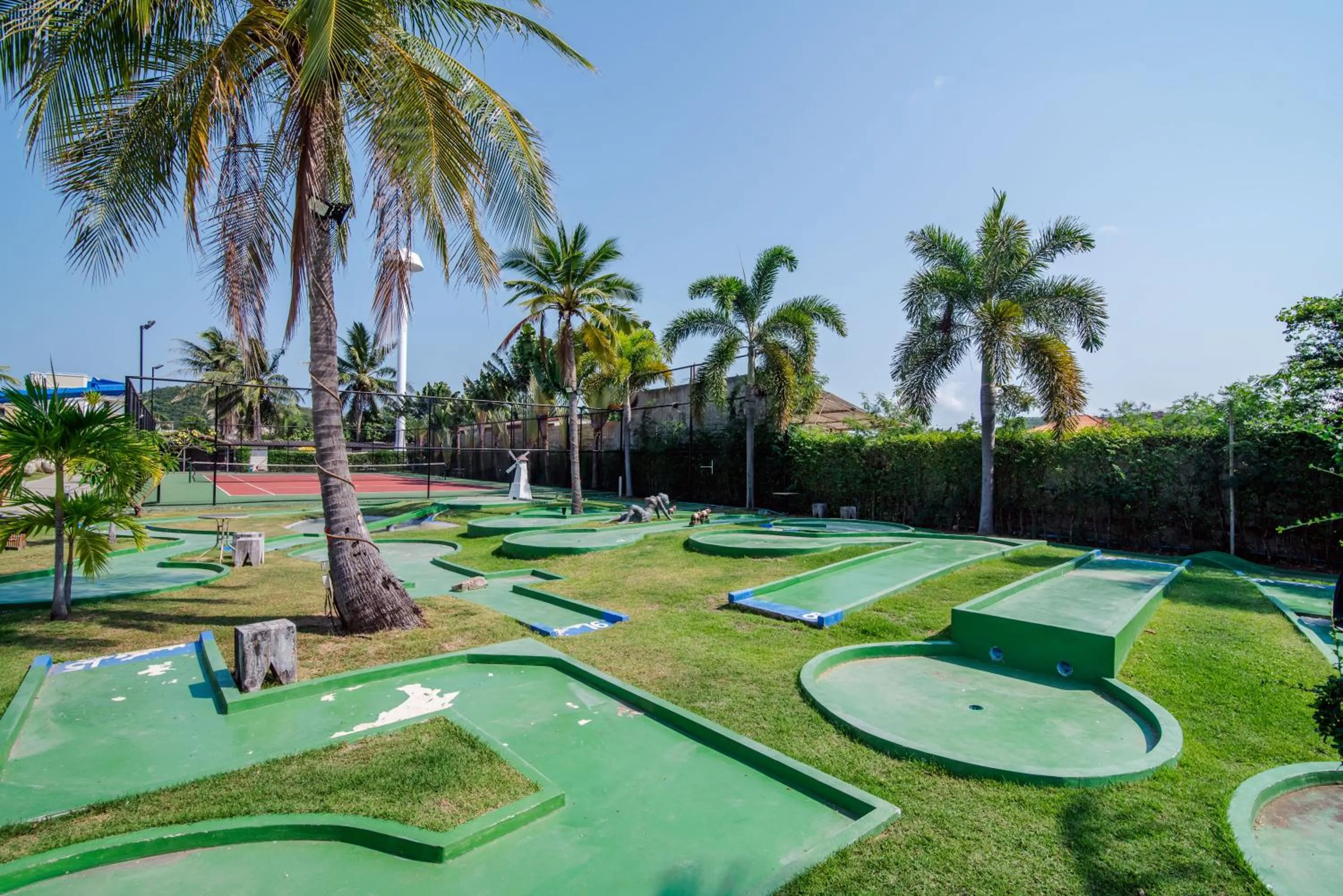 Minigolf in Oriental Beach Pearl Resort