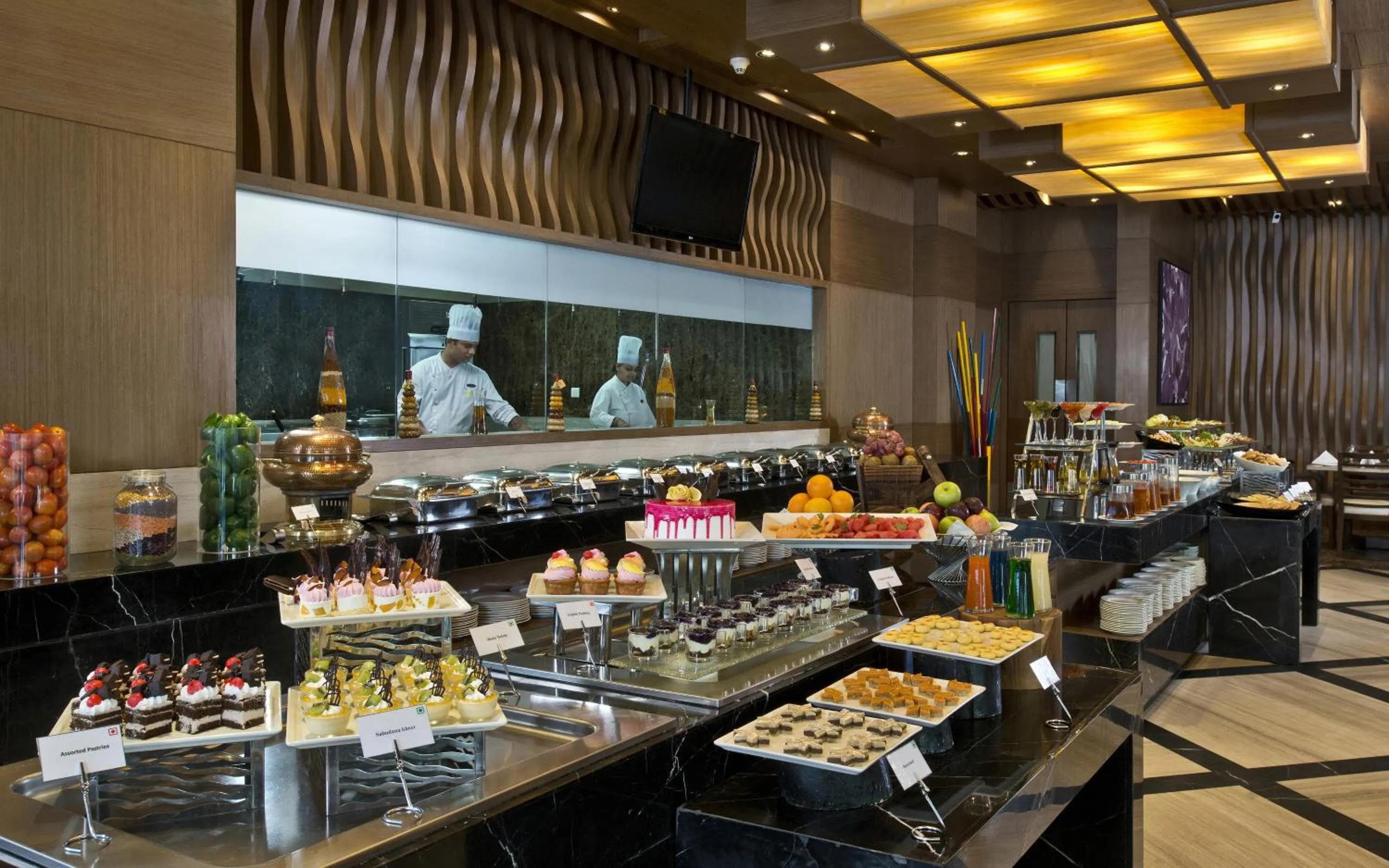 Restaurant/places to eat in Radisson Resort & Spa Kandla