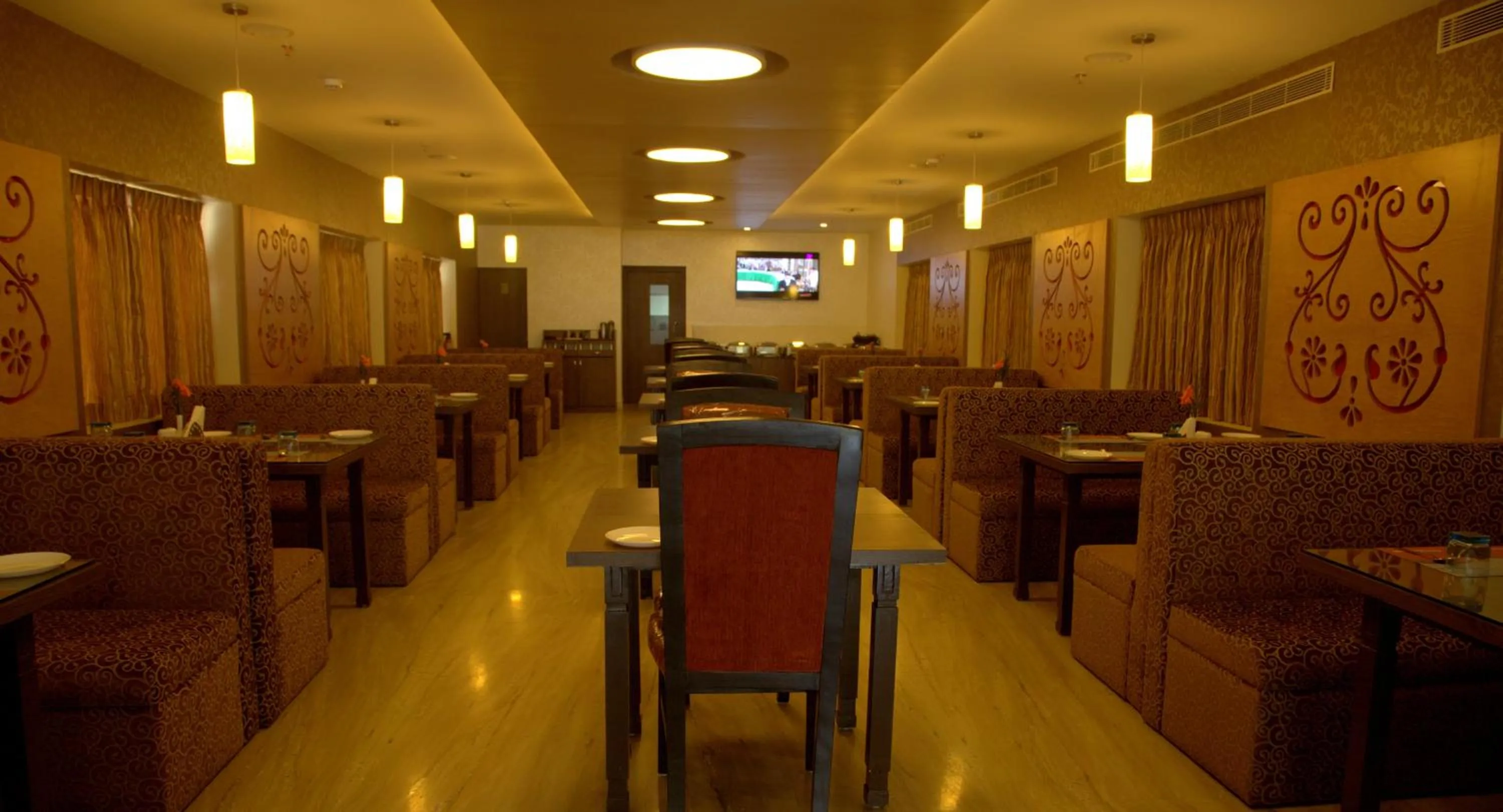 Restaurant/places to eat in Hotel Gokulam Park