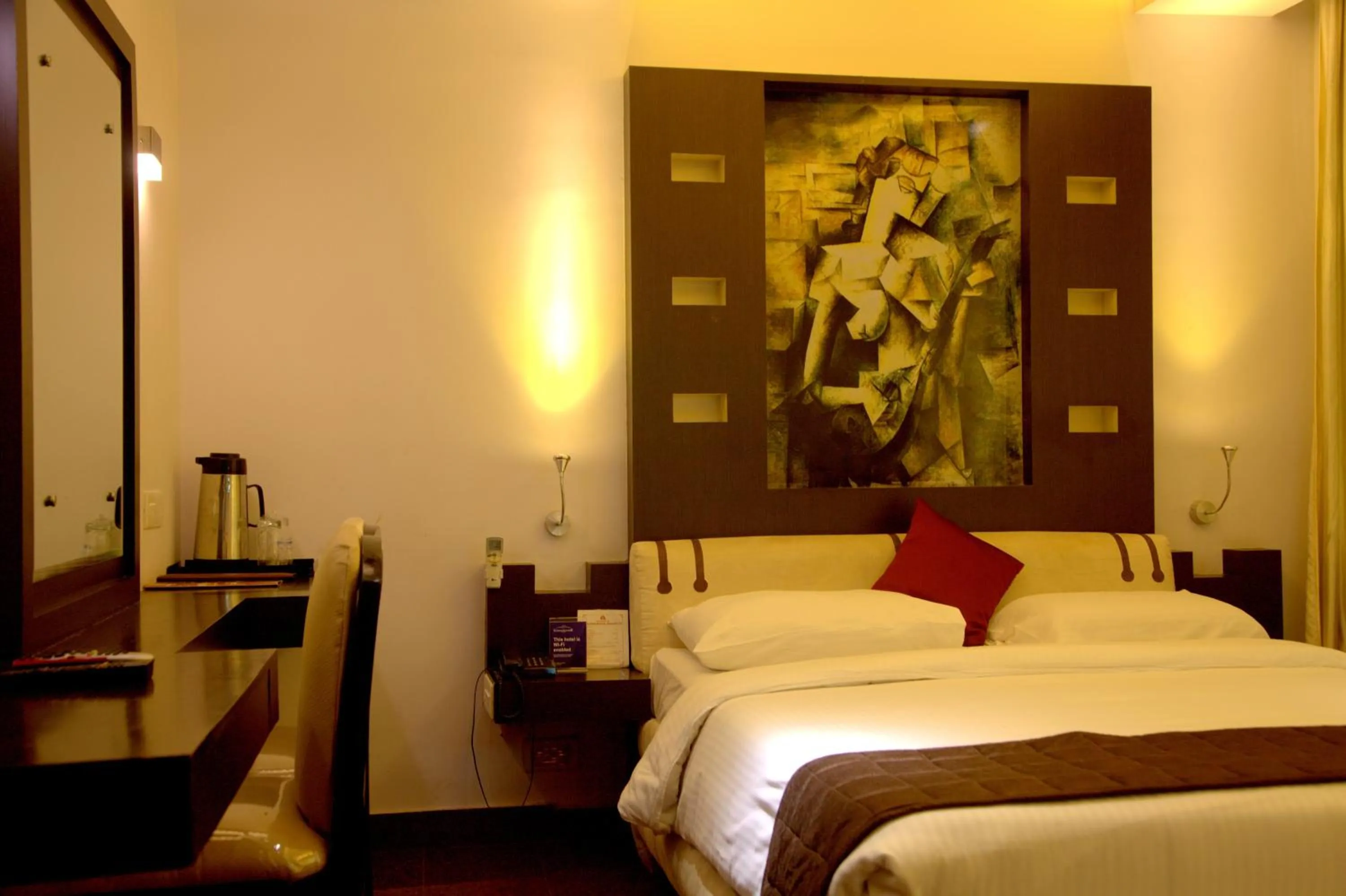 Restaurant/places to eat, Bed in Hotel Gokulam Park