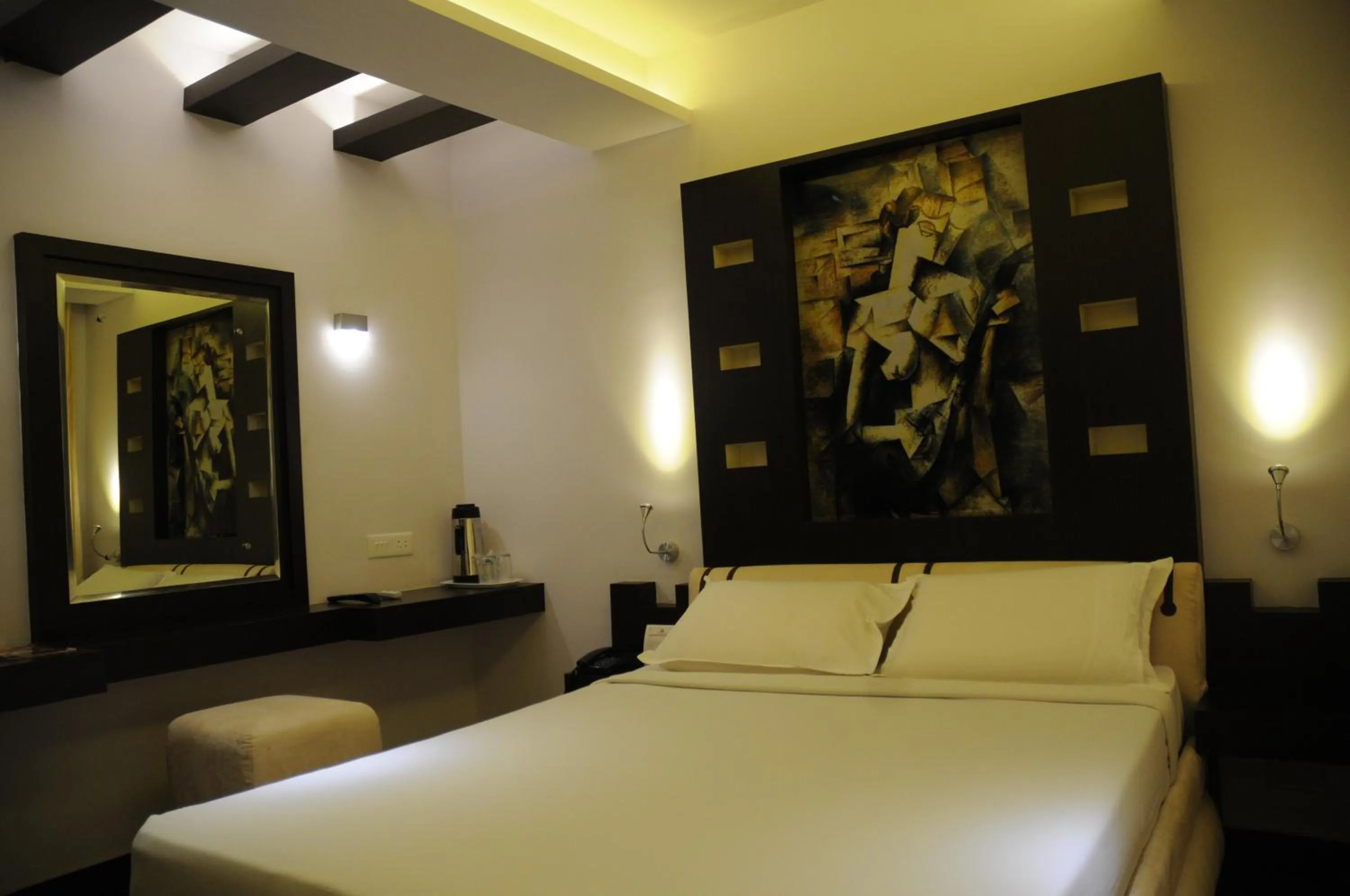 Shower, Bed in Hotel Gokulam Park