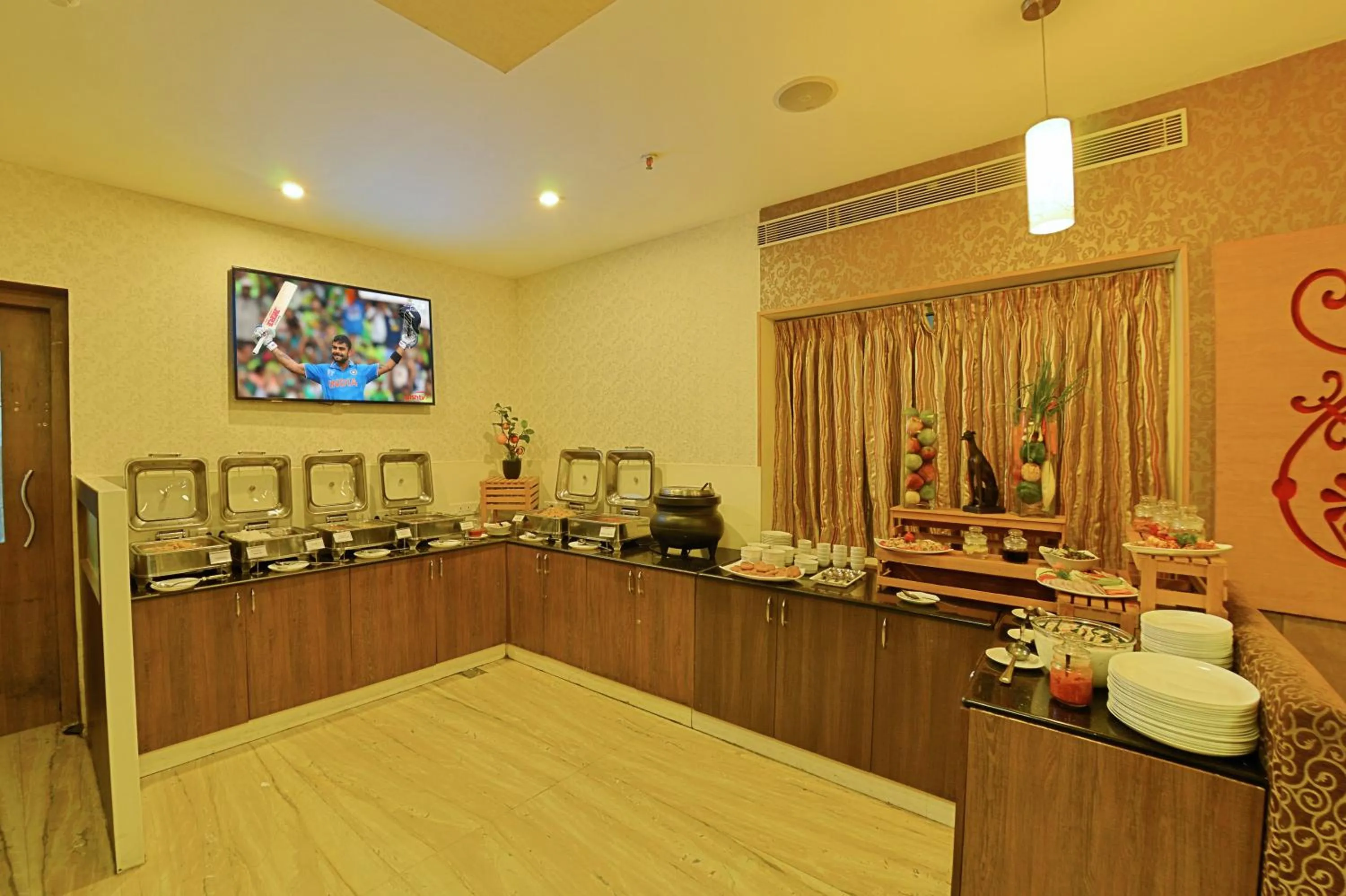 Restaurant/places to eat in Hotel Gokulam Park