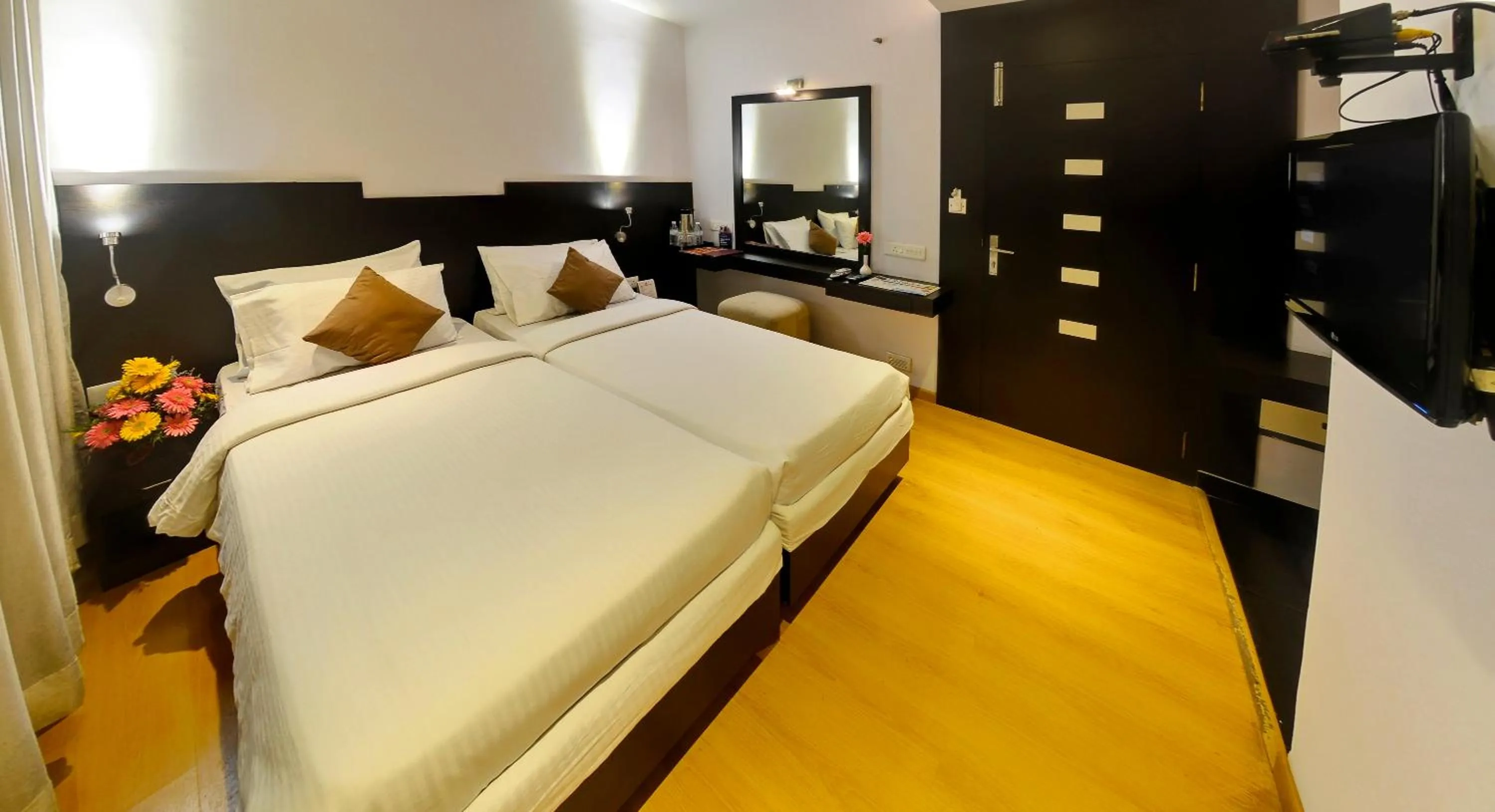 Toilet, Bed in Hotel Gokulam Park