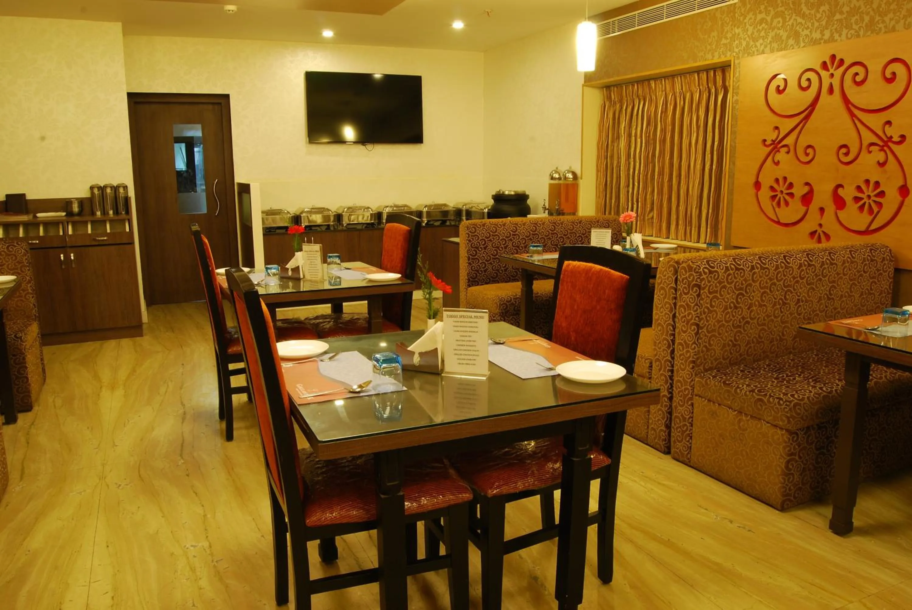 Restaurant/places to eat in Hotel Gokulam Park