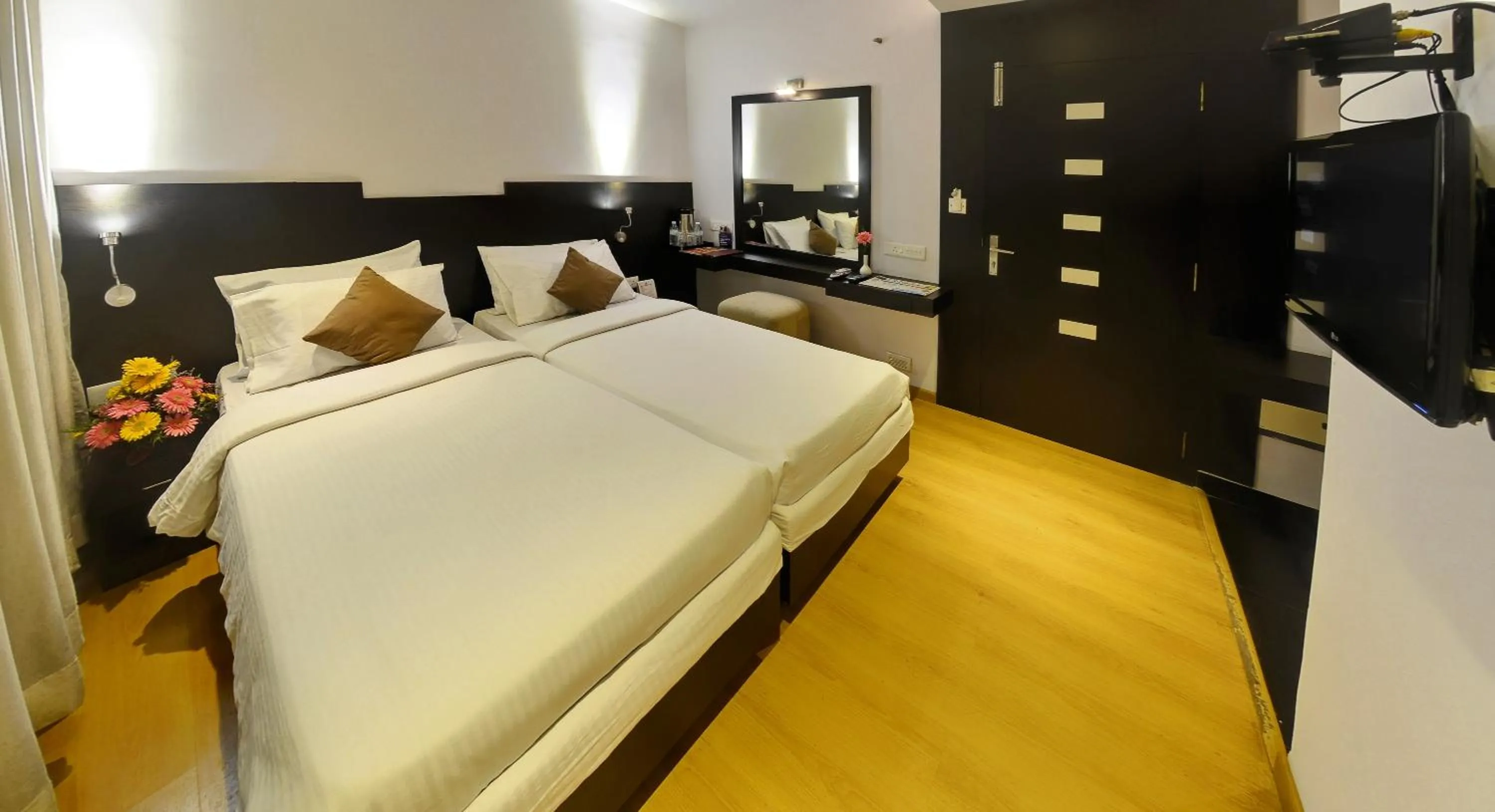 Photo of the whole room, Bed in Hotel Gokulam Park