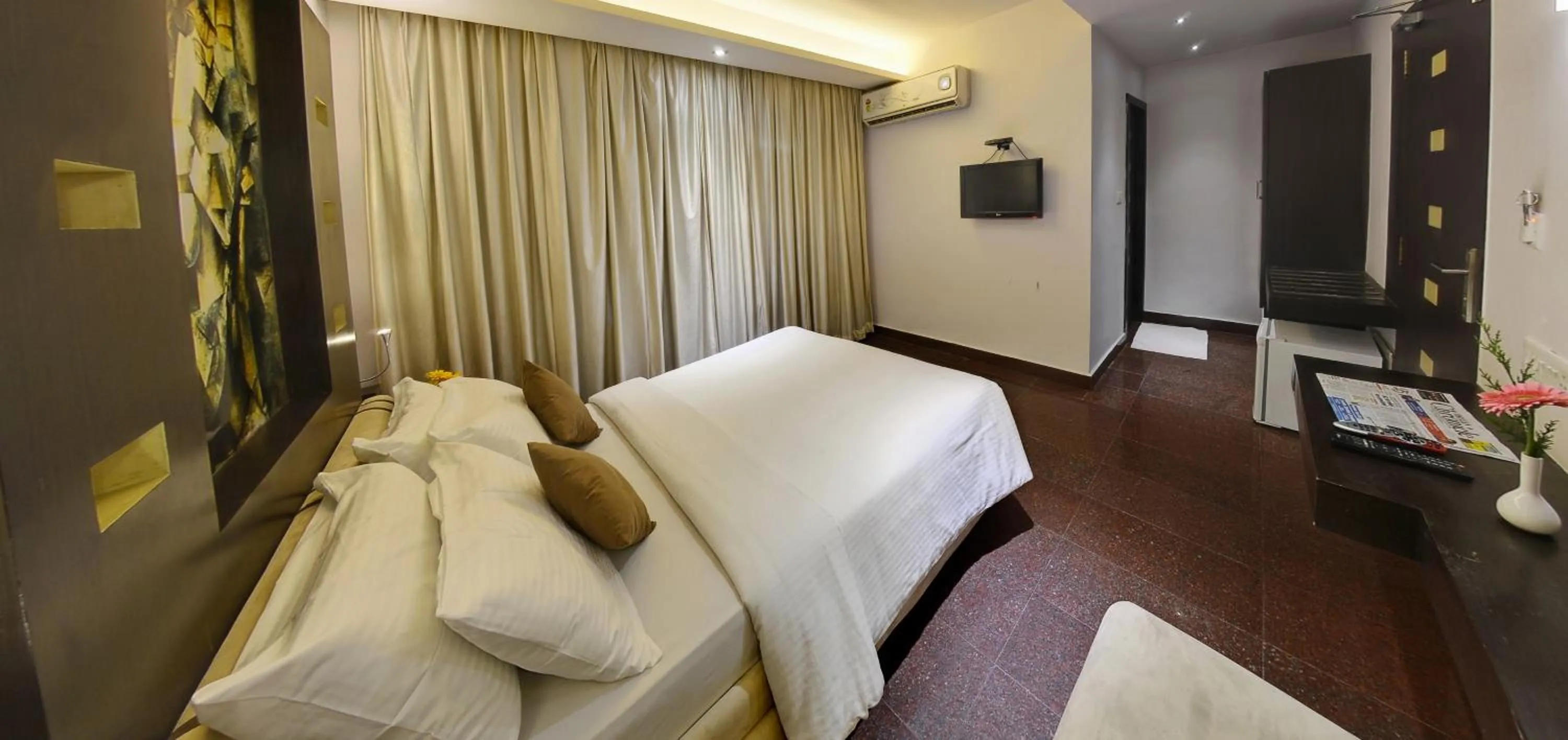 Garden view, Bed in Hotel Gokulam Park