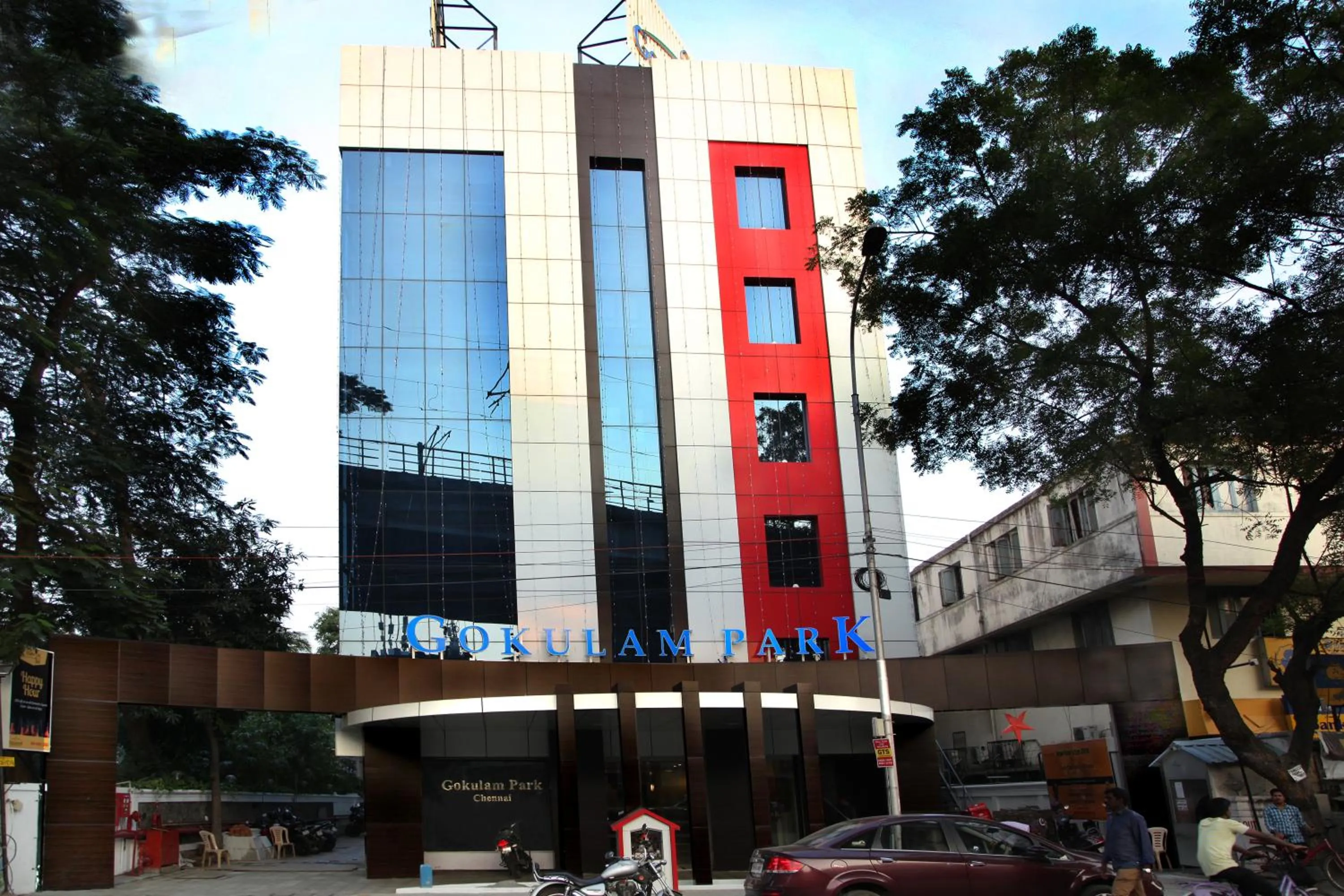 Facade/entrance in Hotel Gokulam Park