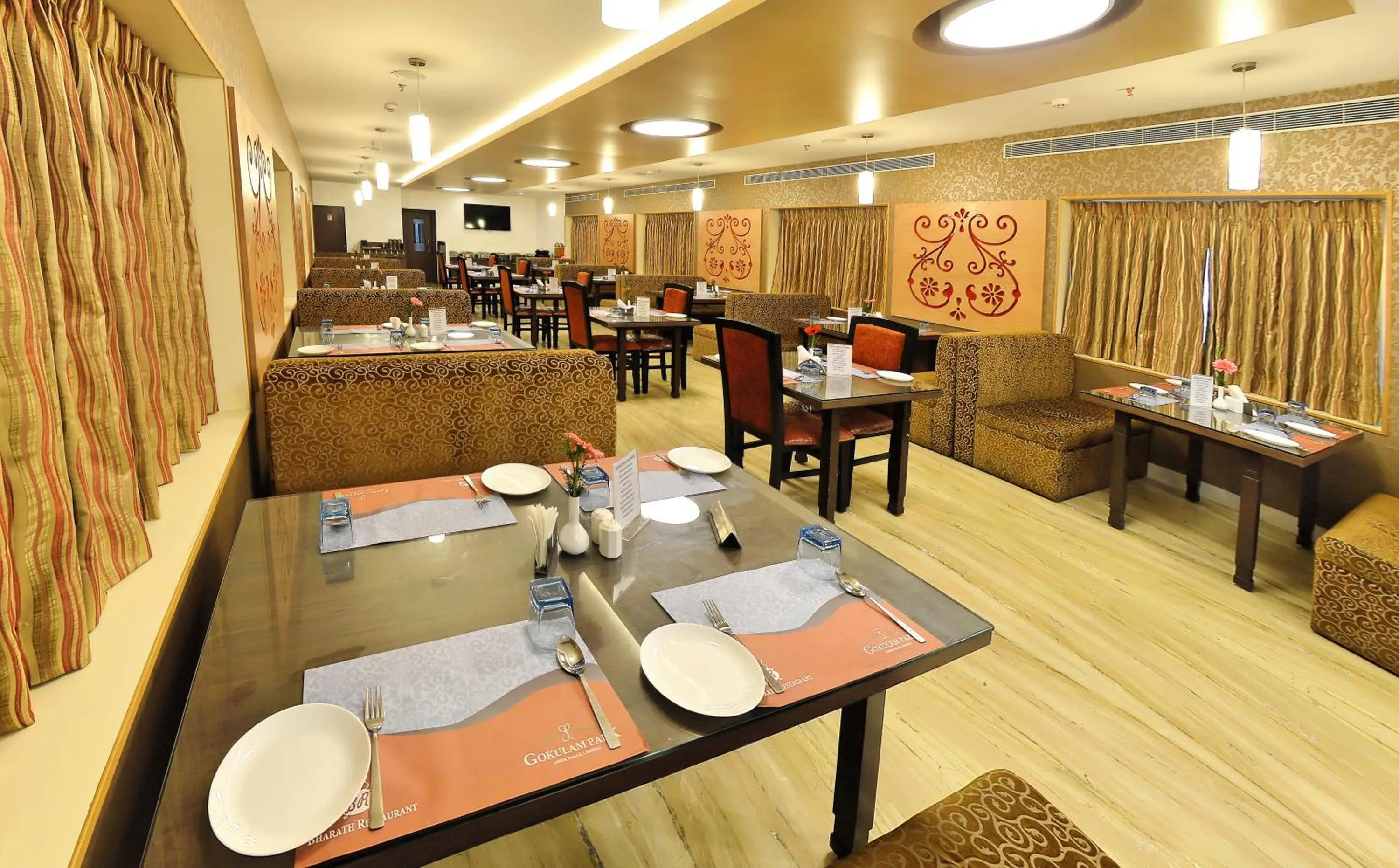 Restaurant/places to eat in Hotel Gokulam Park