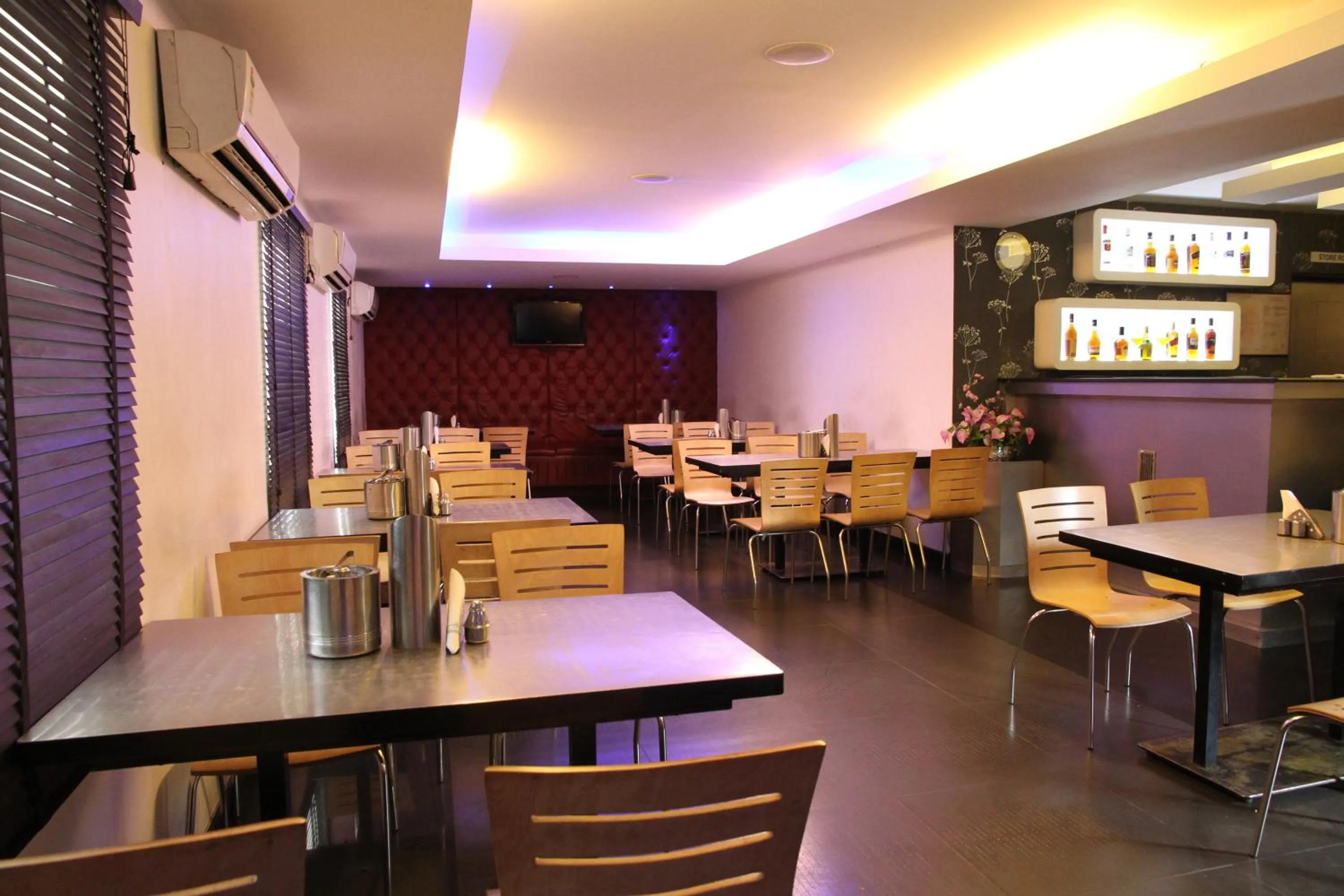 Alcoholic drinks in Hotel Gokulam Park