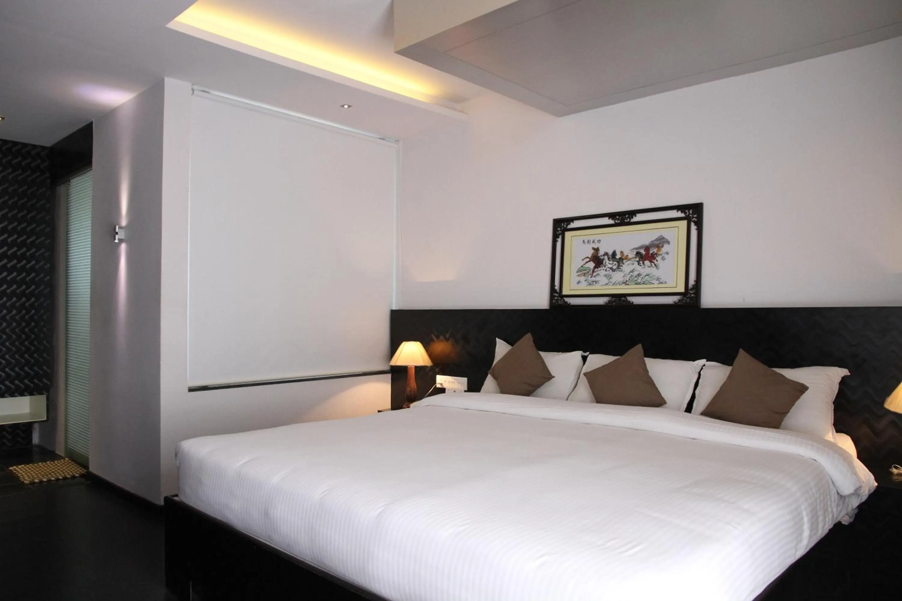 Garden view, Bed in Hotel Gokulam Park