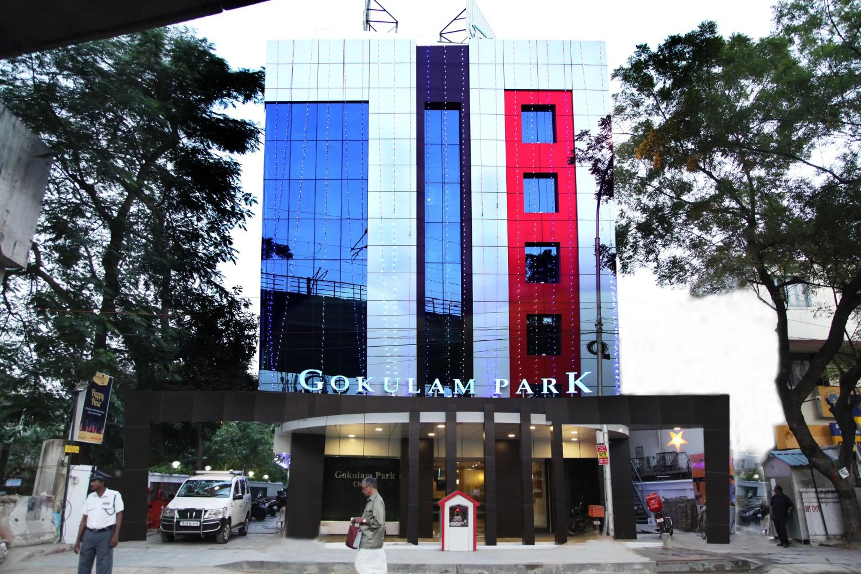 Facade/entrance in Hotel Gokulam Park