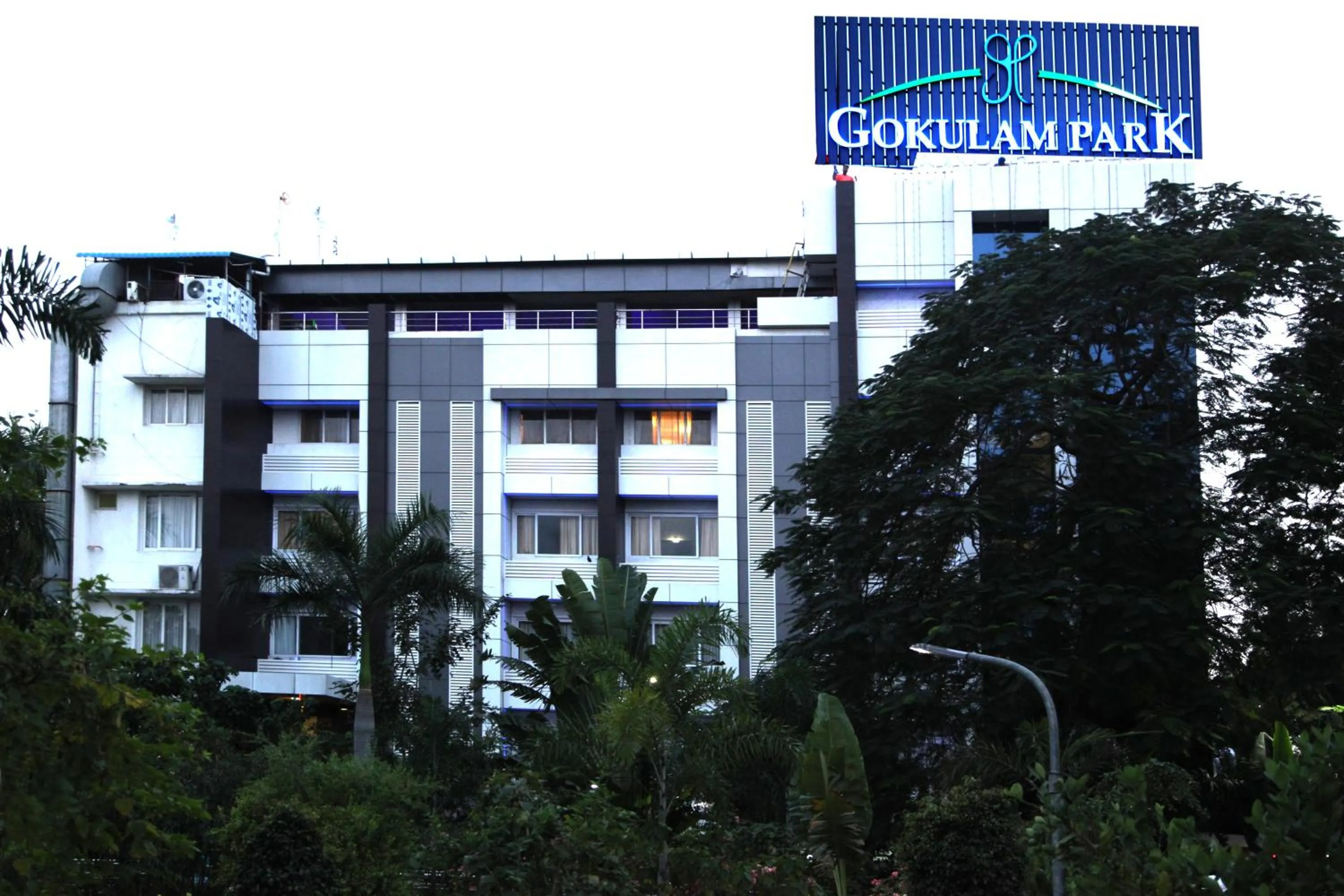 Facade/entrance in Hotel Gokulam Park