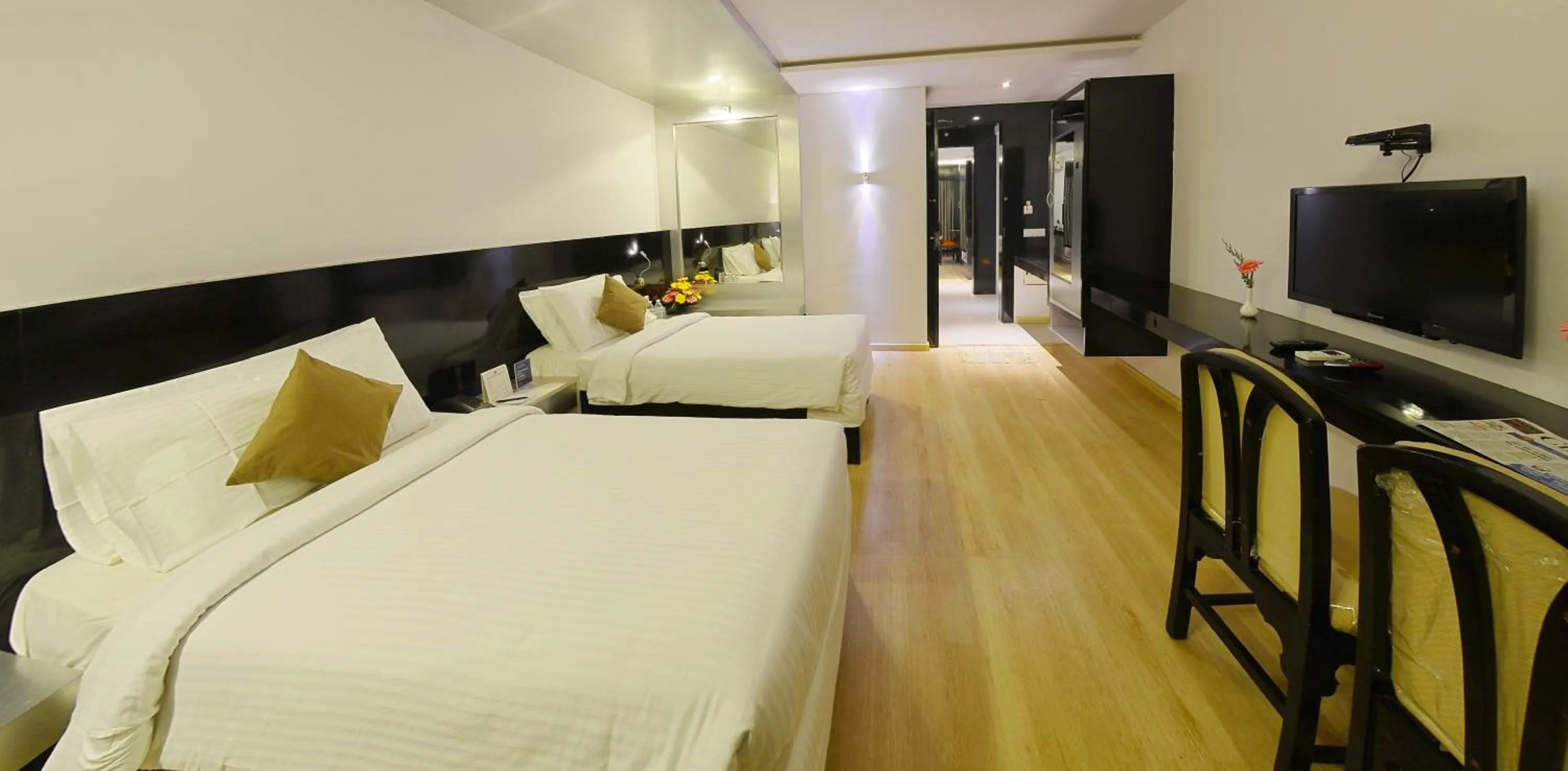 Shower, Bed in Hotel Gokulam Park