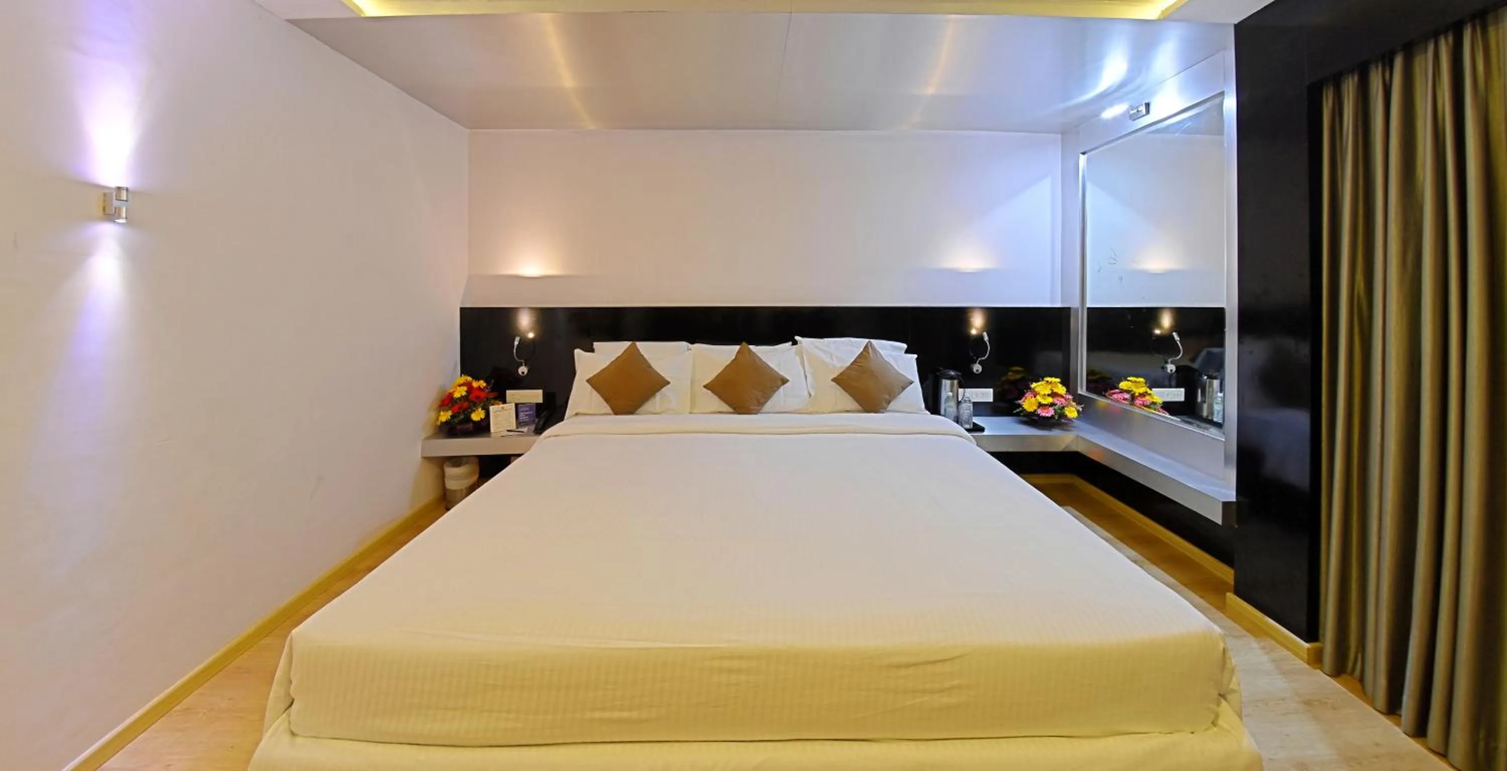 Restaurant/places to eat, Bed in Hotel Gokulam Park