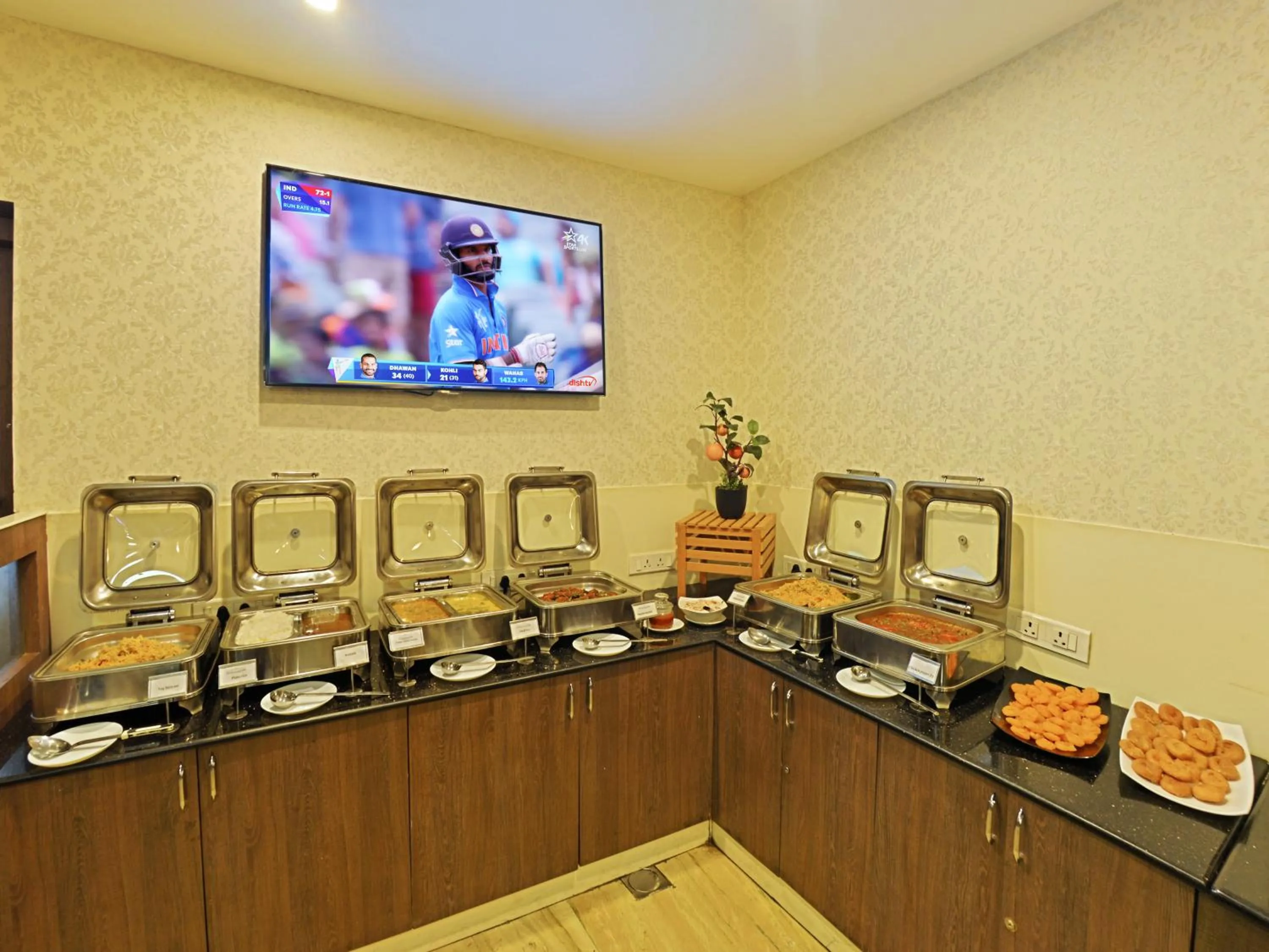 Restaurant/places to eat in Hotel Gokulam Park