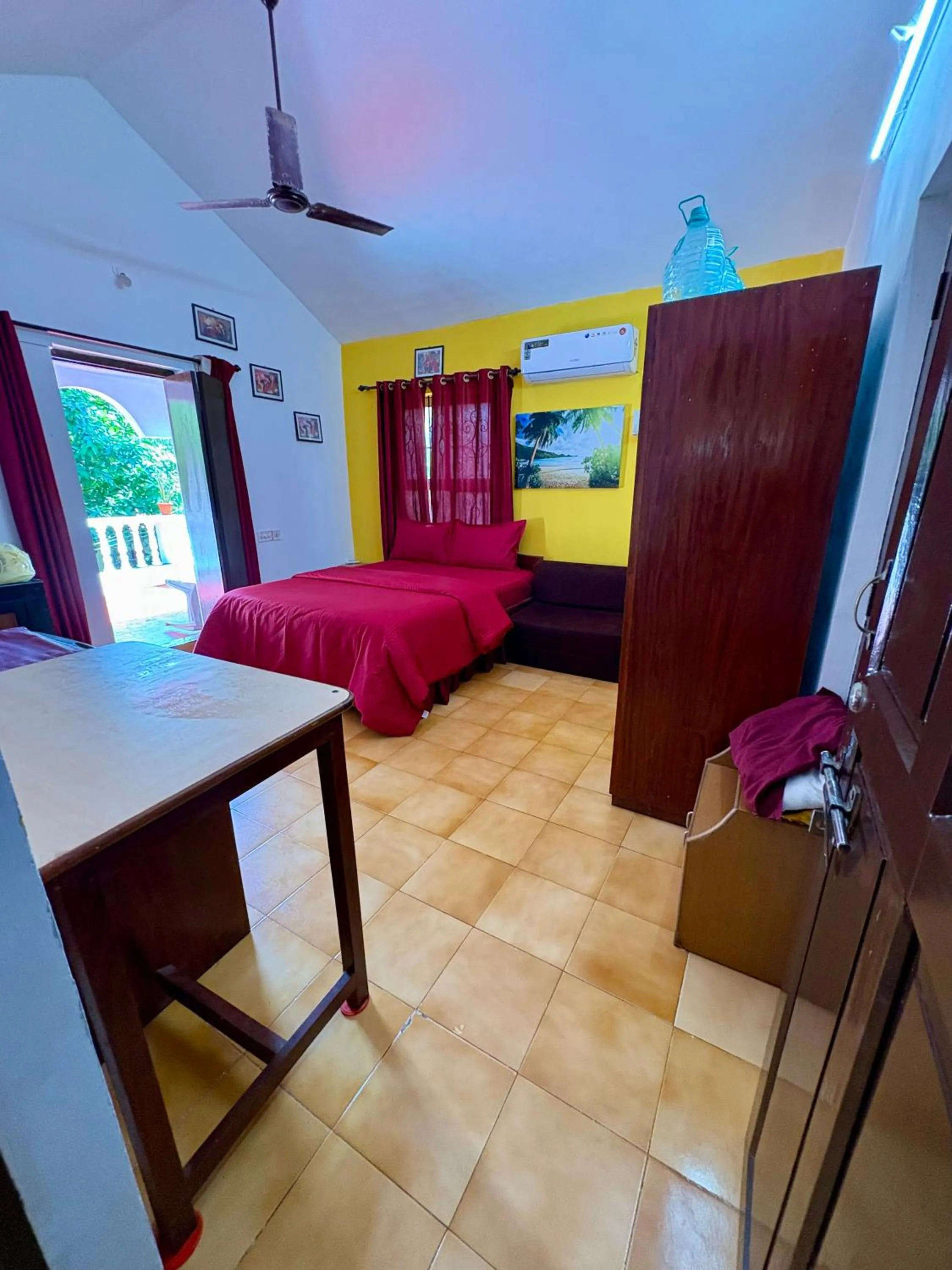 Living room, Bed in Jes Guest House