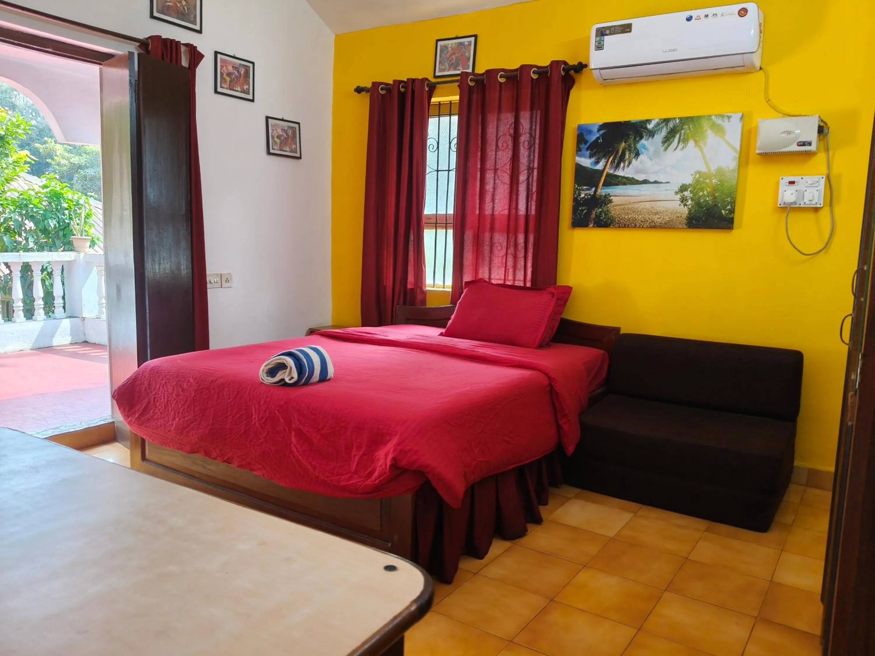 Living room, Bed in Jes Guest House
