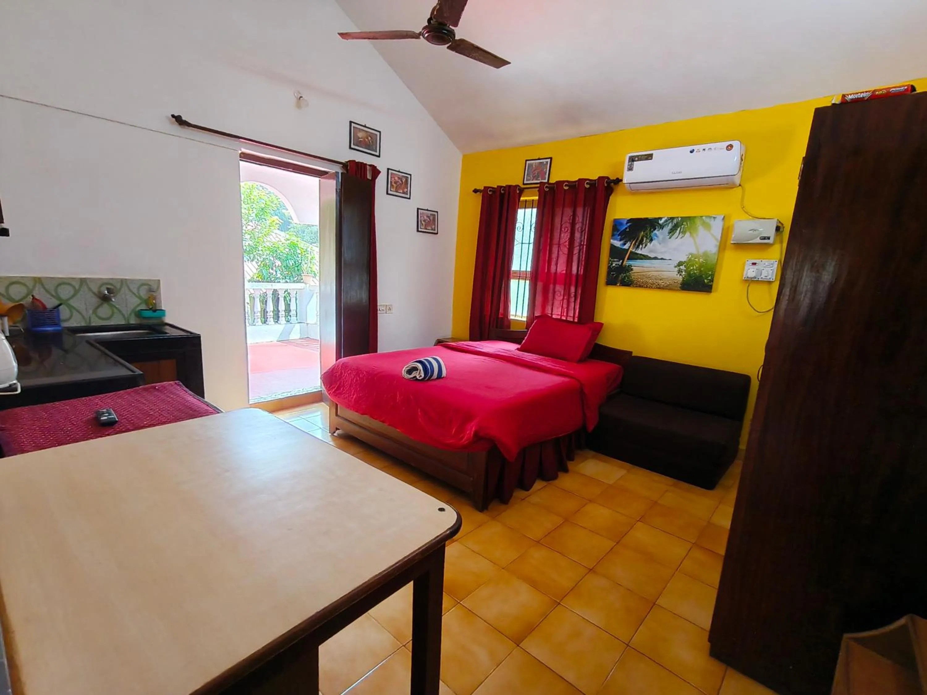 Photo of the whole room, Bed in Jes Guest House