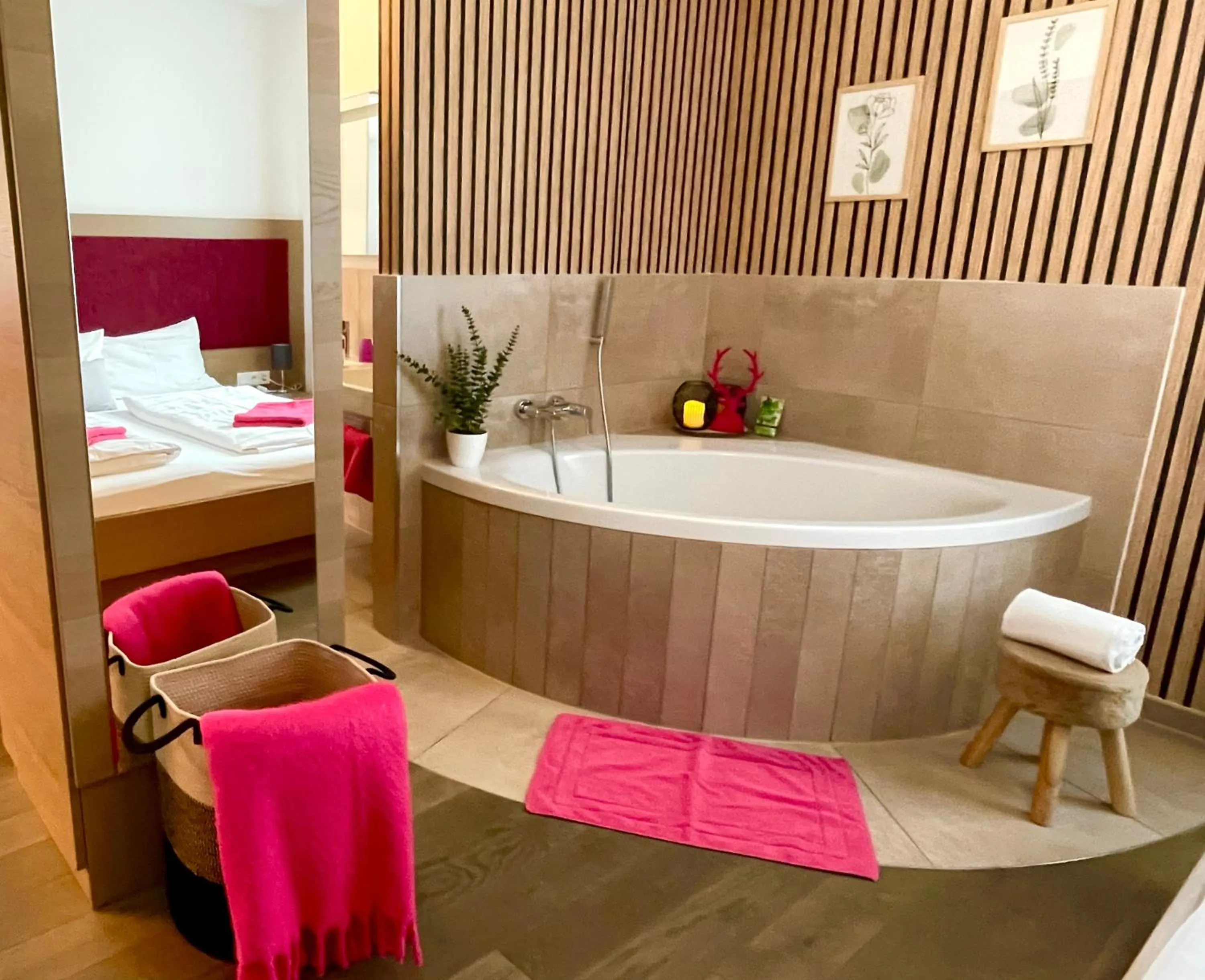 Bathroom, Bed in Aparthotel Bergtraum