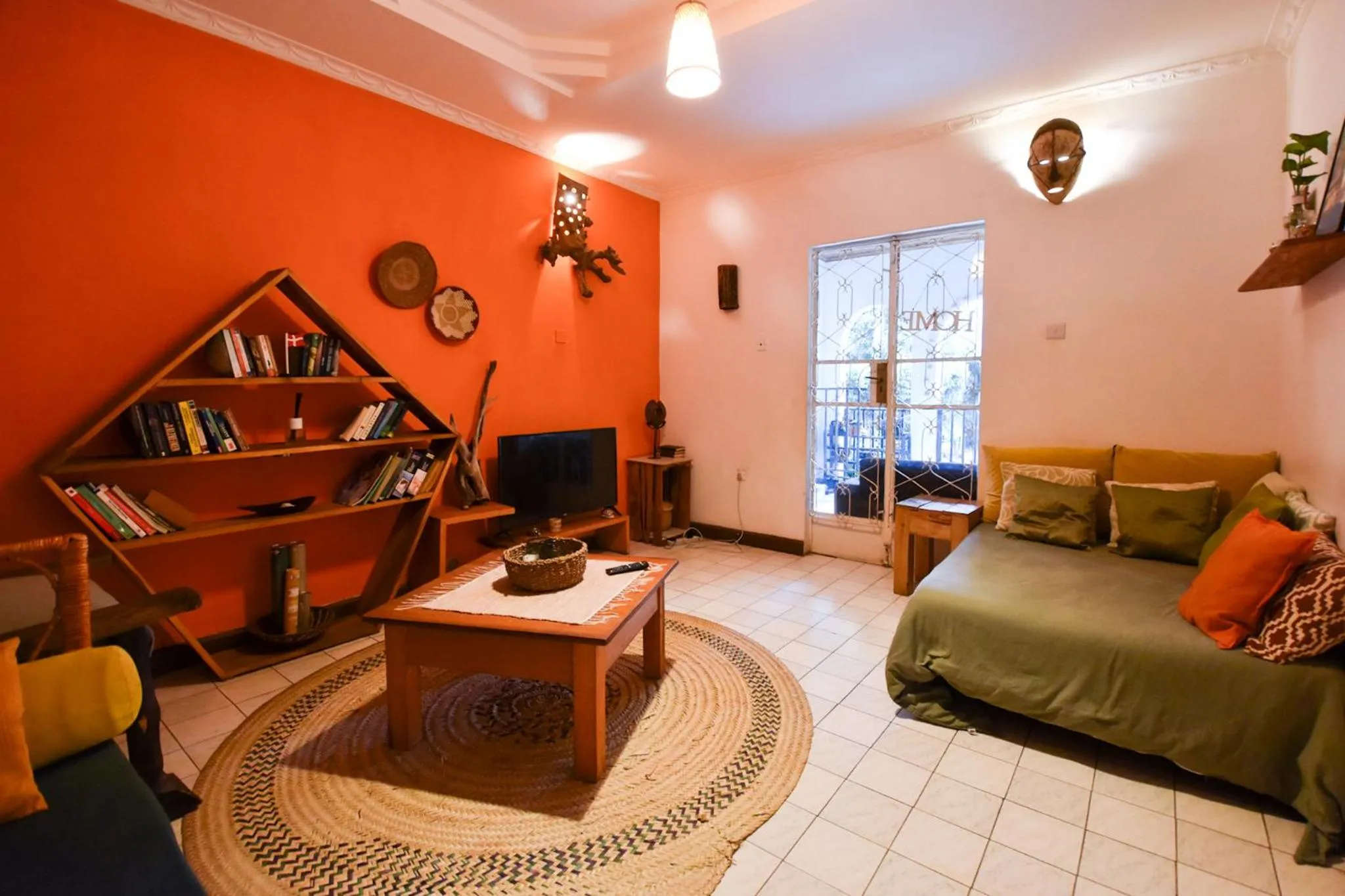 Communal lounge/ TV room in Utamaduni House B&B