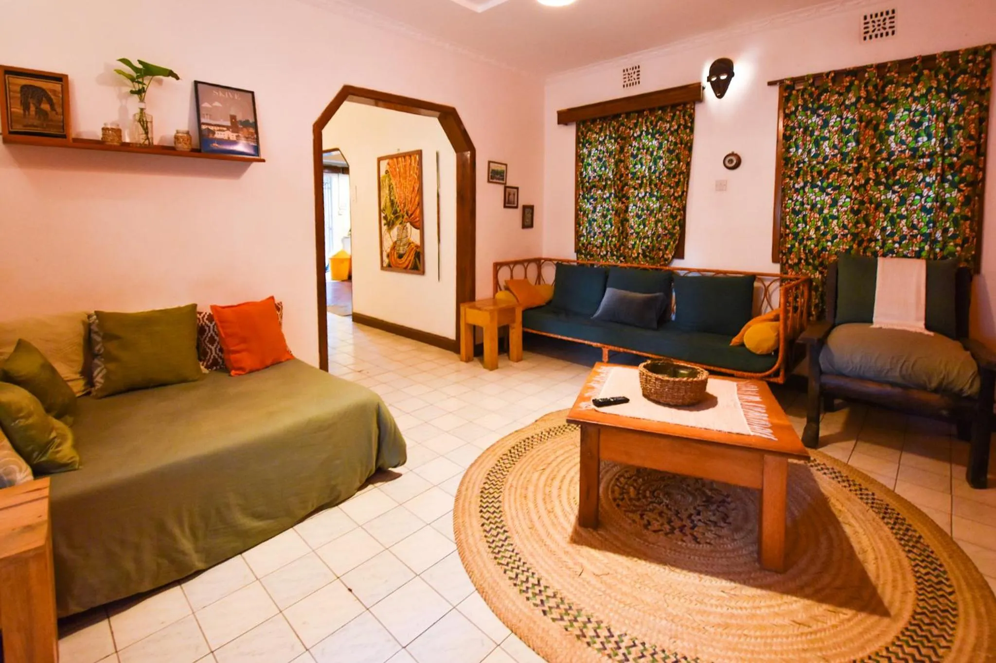 Communal lounge/ TV room in Utamaduni House B&B