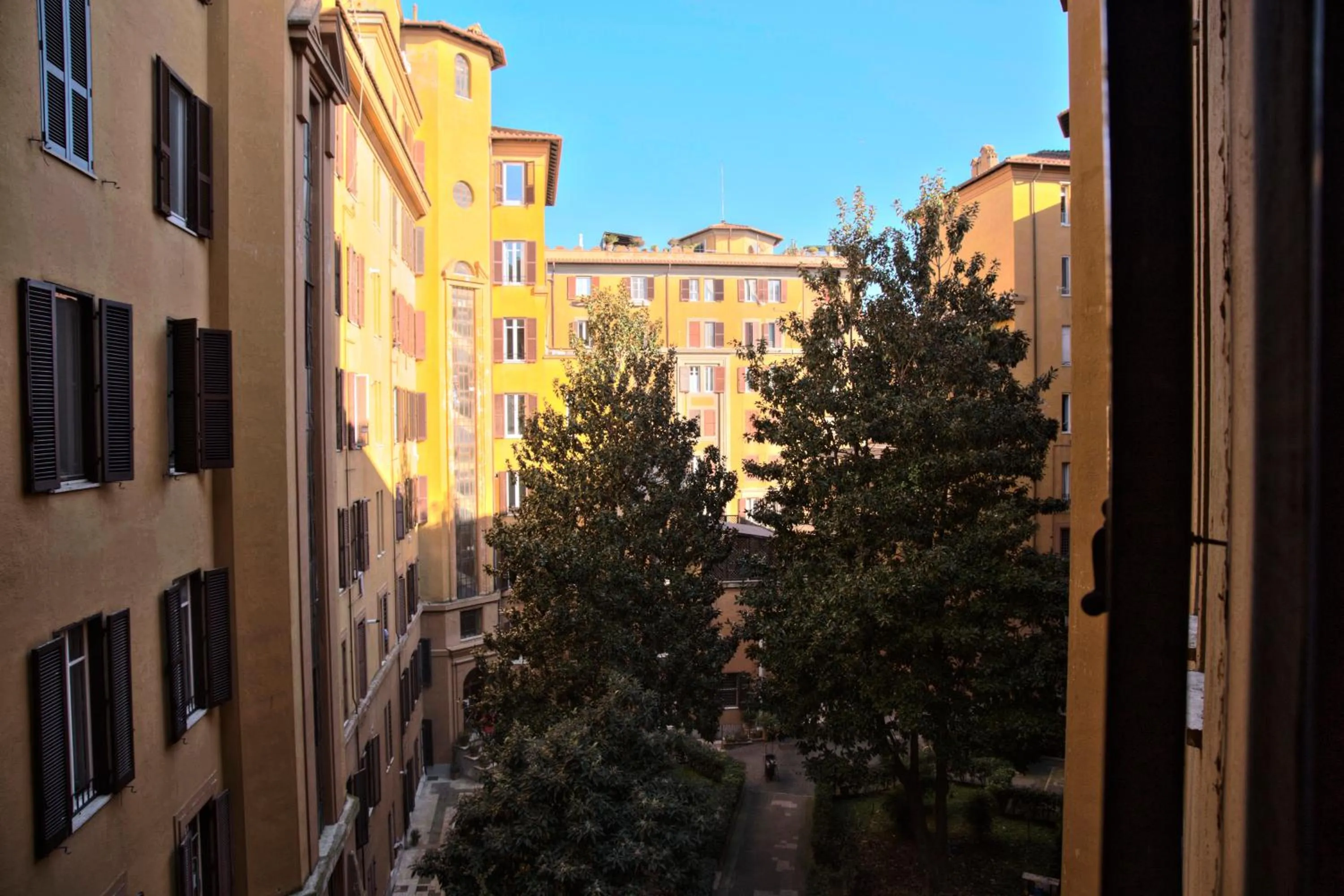 Inner courtyard view in LA PAUSA