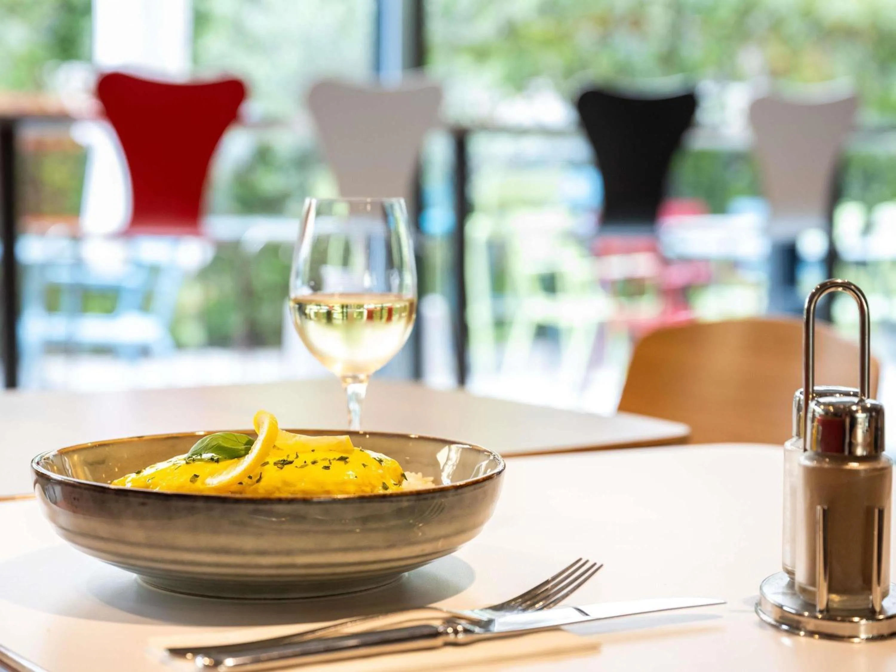Restaurant/places to eat in ibis Genève Centre Nations